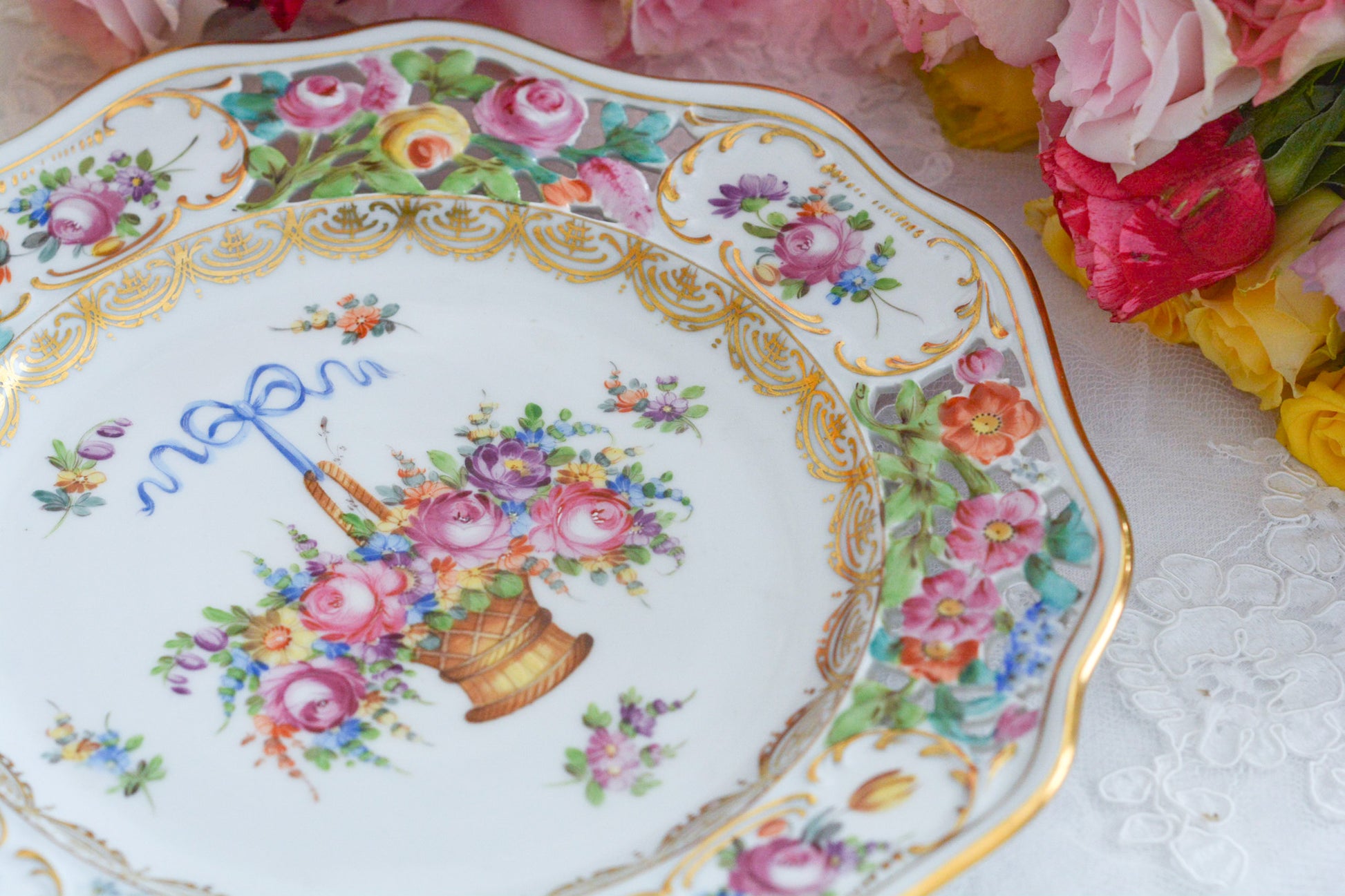 ブルーのリボンにお花いっぱいのバスケットが丁寧に描かれて、透かし模様の花々も大変美しいプレート。カール・ティーメのハンドペイント技術の素晴らしさが良くわかります。華やかで可憐なプレートでティータイムをお楽しみいただけましたらとても嬉しく思います。キャビネットに飾っておいてもお部屋が華やぎます。