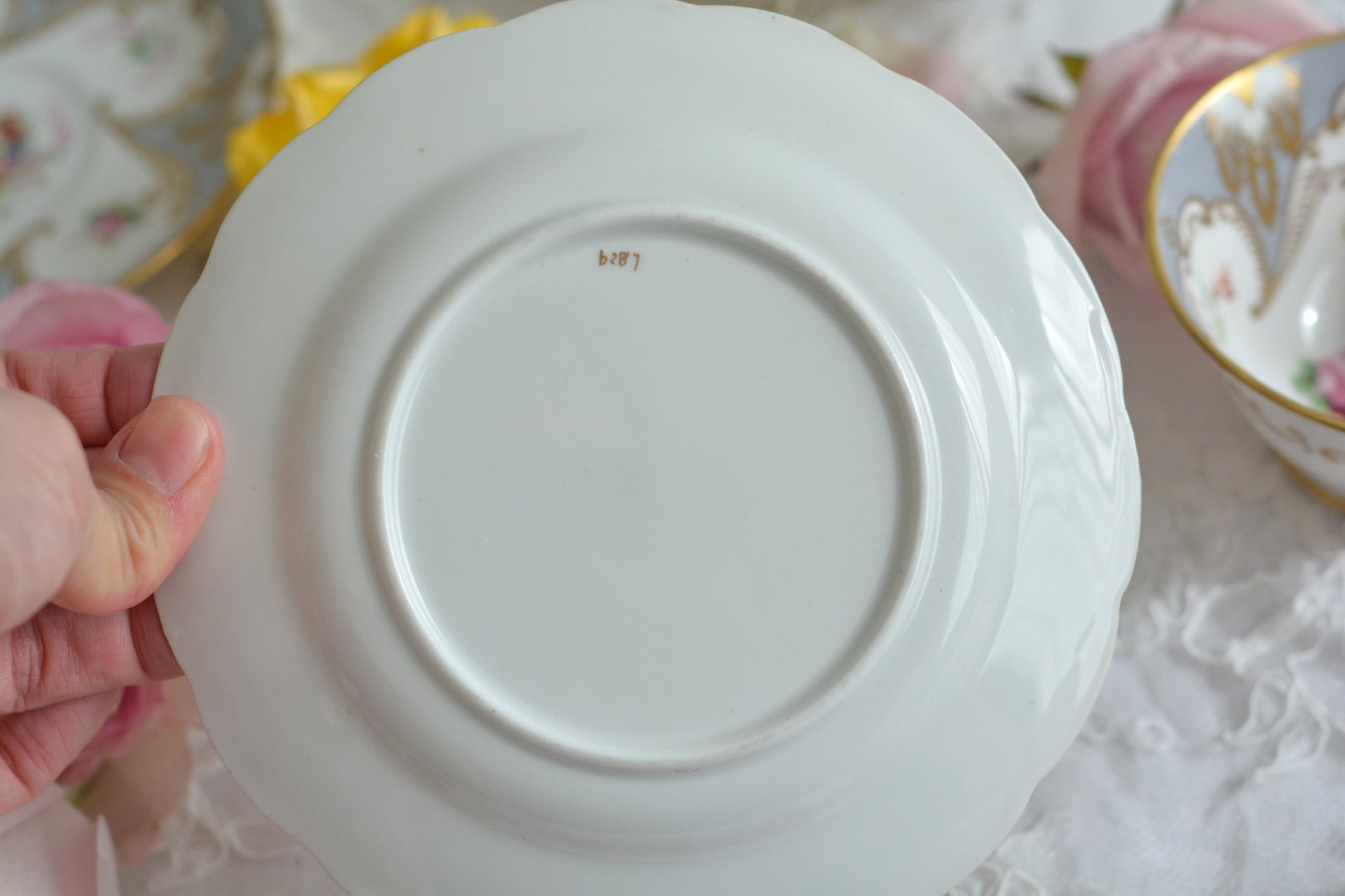 グレーカラーにハンドペイントで描かれた花々が美しいティートリオです。メーカーは不明ですが、以前ご紹介したハマースレイのアンティークトリオと雰囲気がよく似ています。金彩の模様もエレガントですね。残念ながらディーラーさんからの輸送時にカップにヒビが入ってしまいました。カップは観賞用となりますが、ソーサーとプレートはとても良い状態で、プレートのみお使いいただくこともできます。