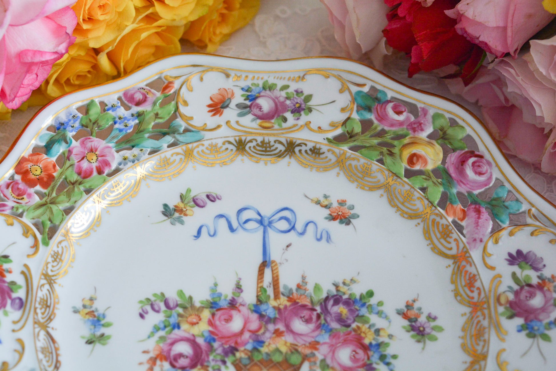 ブルーのリボンにお花いっぱいのバスケットが丁寧に描かれて、透かし模様の花々も大変美しいプレート。カール・ティーメのハンドペイント技術の素晴らしさが良くわかります。華やかで可憐なプレートでティータイムをお楽しみいただけましたらとても嬉しく思います。キャビネットに飾っておいてもお部屋が華やぎます。