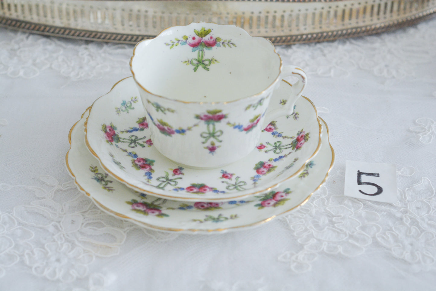 コリンウッドのリボンにバラのガーランドがとっても可愛らしいティートリオ、ミルクジャグ、スロップボウル、デザートプレートがやってきました!ハンドペイントで色つけされたバラやリボンを眺めているだけで気持ちが上向きになる可愛らしさです。ぜひ春のティータイムに。プルダウンから、単品ご選択頂けます