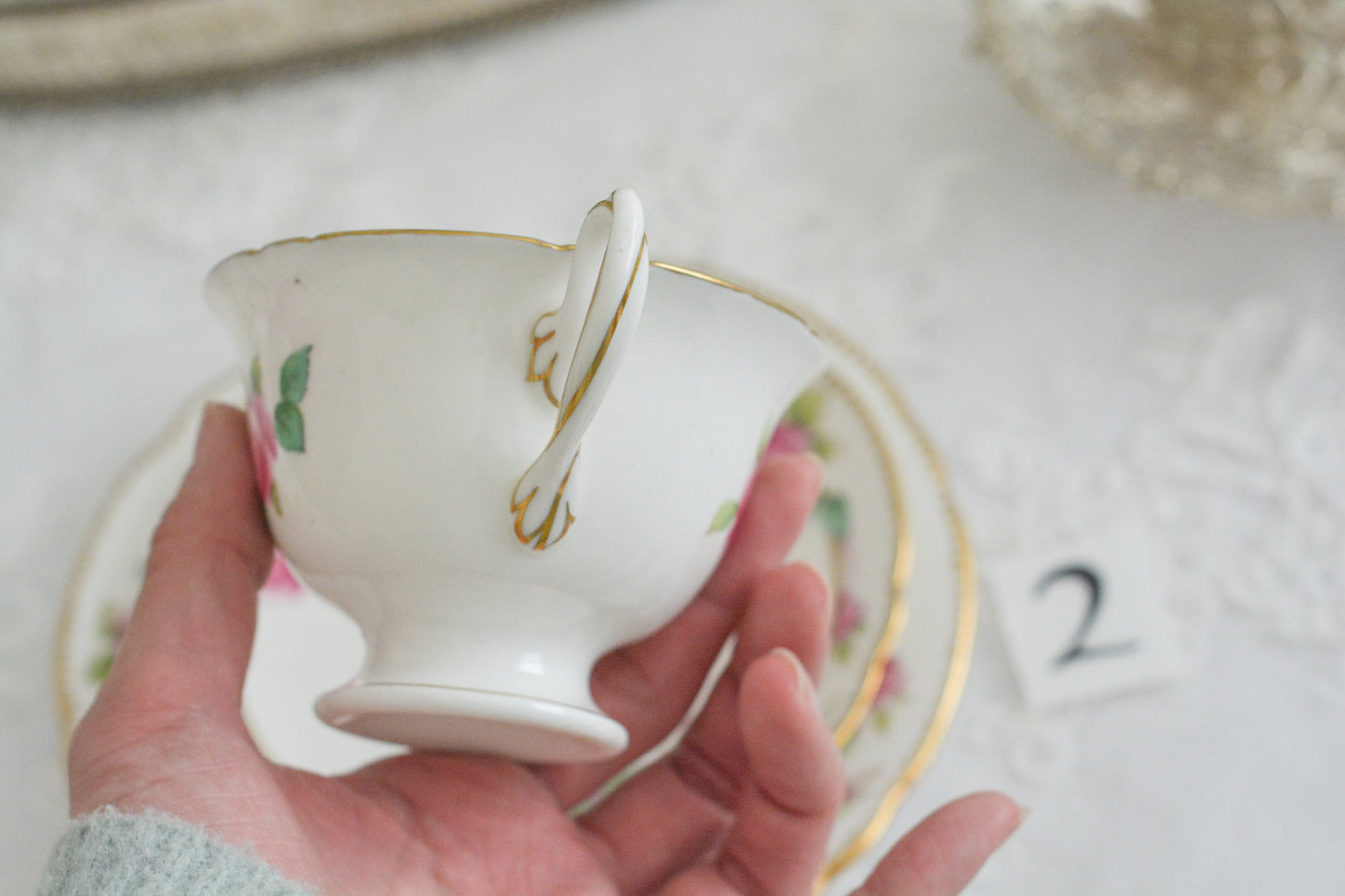 シェリーの美しいティートリオがやってきました。ハンドペイントで描かれたバラが大変華やかです。やはりハンドペイントは立体感があり美しいなと思います。ハンドルも凝った作りで細部まで美しい。春のティータイムのテーブルコーディネートに花を添えてくれますよ。イースターのコーディネートにもぜひ。