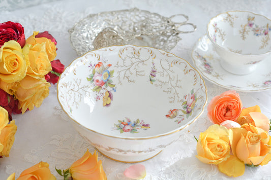 コールポートの花々と宿木?の描かれたプレートです。私は宿木シリーズと呼んでおります。ハンドペイントで生き生きと描かれたお花と、繊細で丁寧に描かれた金彩の宿木がコールポートらしく上品です。華やかでクリスマスにもぴったりな雰囲気ですね。スロップボウルは、元々はティータイムの際に湯こぼしの器として使われてきました。サラダなどを盛り付けても素敵です。