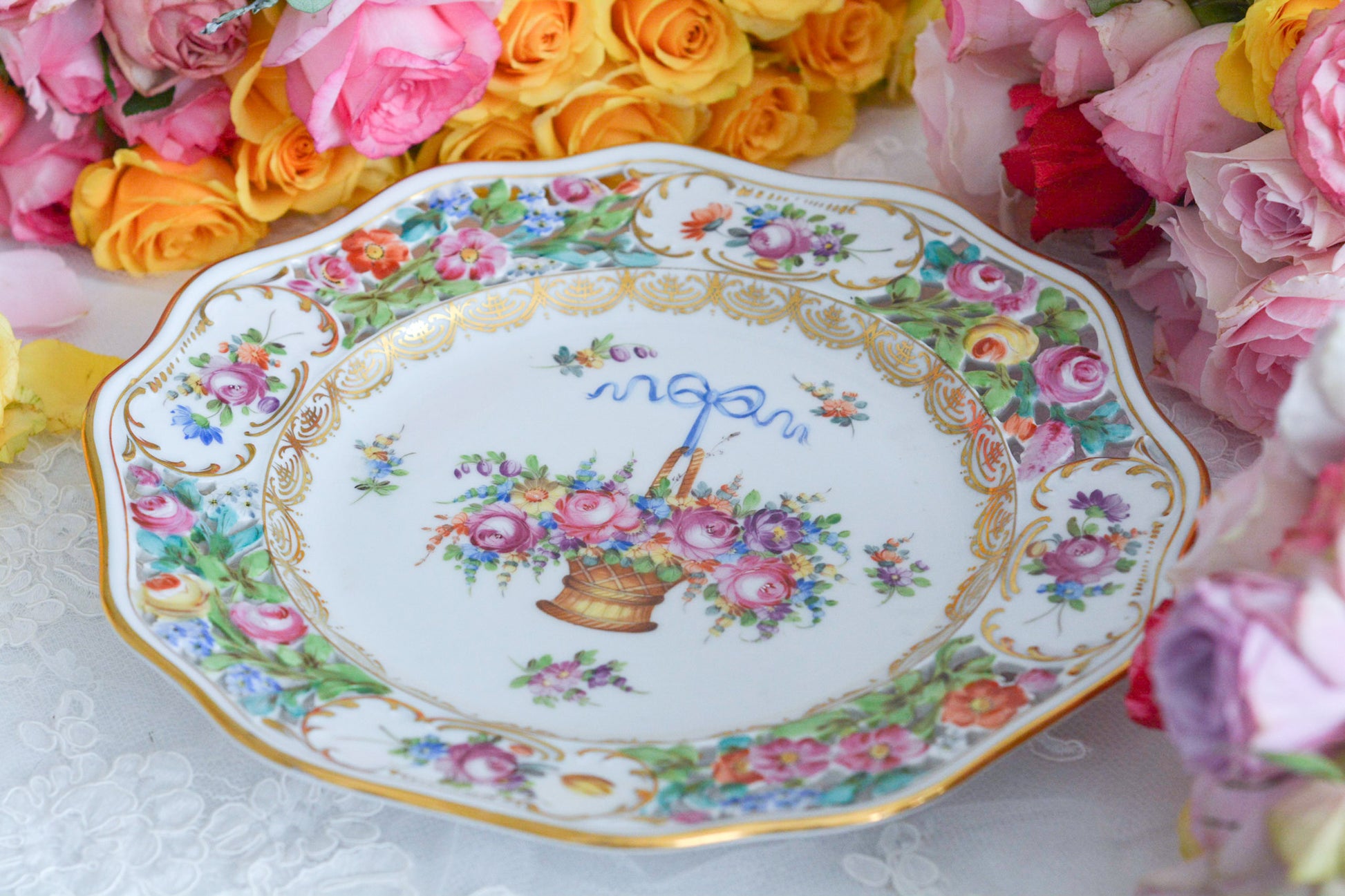 ブルーのリボンにお花いっぱいのバスケットが丁寧に描かれて、透かし模様の花々も大変美しいプレート。カール・ティーメのハンドペイント技術の素晴らしさが良くわかります。華やかで可憐なプレートでティータイムをお楽しみいただけましたらとても嬉しく思います。キャビネットに飾っておいてもお部屋が華やぎます。