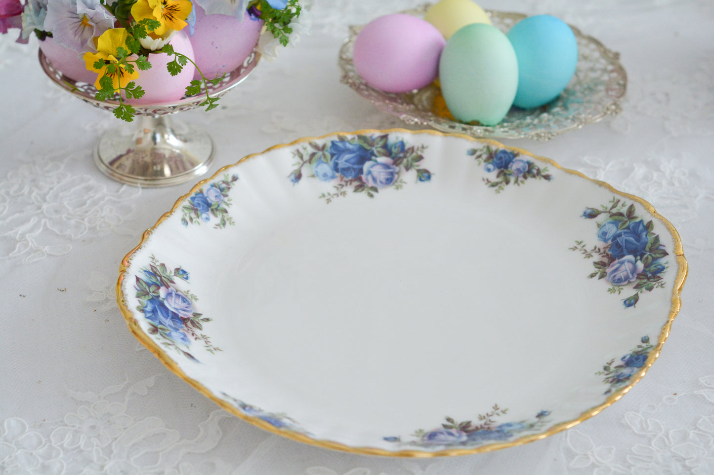 ブルーのバラが美しい、ロイヤルアルバートのムーンライトシリーズのデュオです。オールドカントリーローズのブルーバージョンで製造数が少なく、世界的に人気のあるシリーズです。爽やかな色合いがとても美しくティータイムを彩ります。