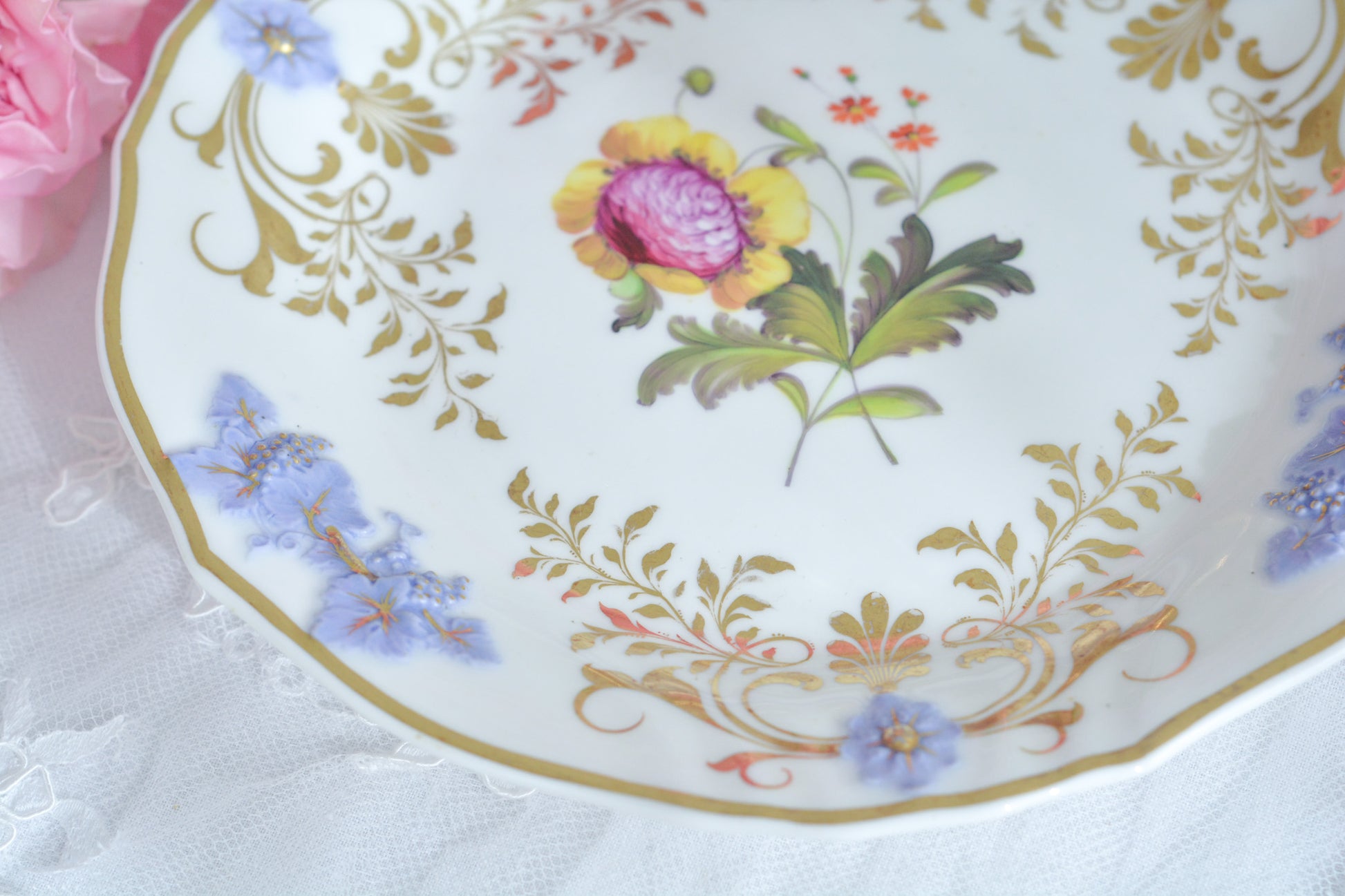 H&Rダニエルは1822年から1846年までという短い期間しか製造していないのですが、とても素晴らしい磁器を作っていたメーカです。 数がとても少なく、なかなか見つけることが難しいのですが「出会えたらいいな」と日々探していてこのプレートに巡り会えました!中央に描かれたお花は繊細なタッチで描かれています。縁の立体的な葡萄とお花の装飾はパープルブルーと金彩で彩られています。 この美しいプレートでティータイムをお楽しみいただけたら嬉しいです。