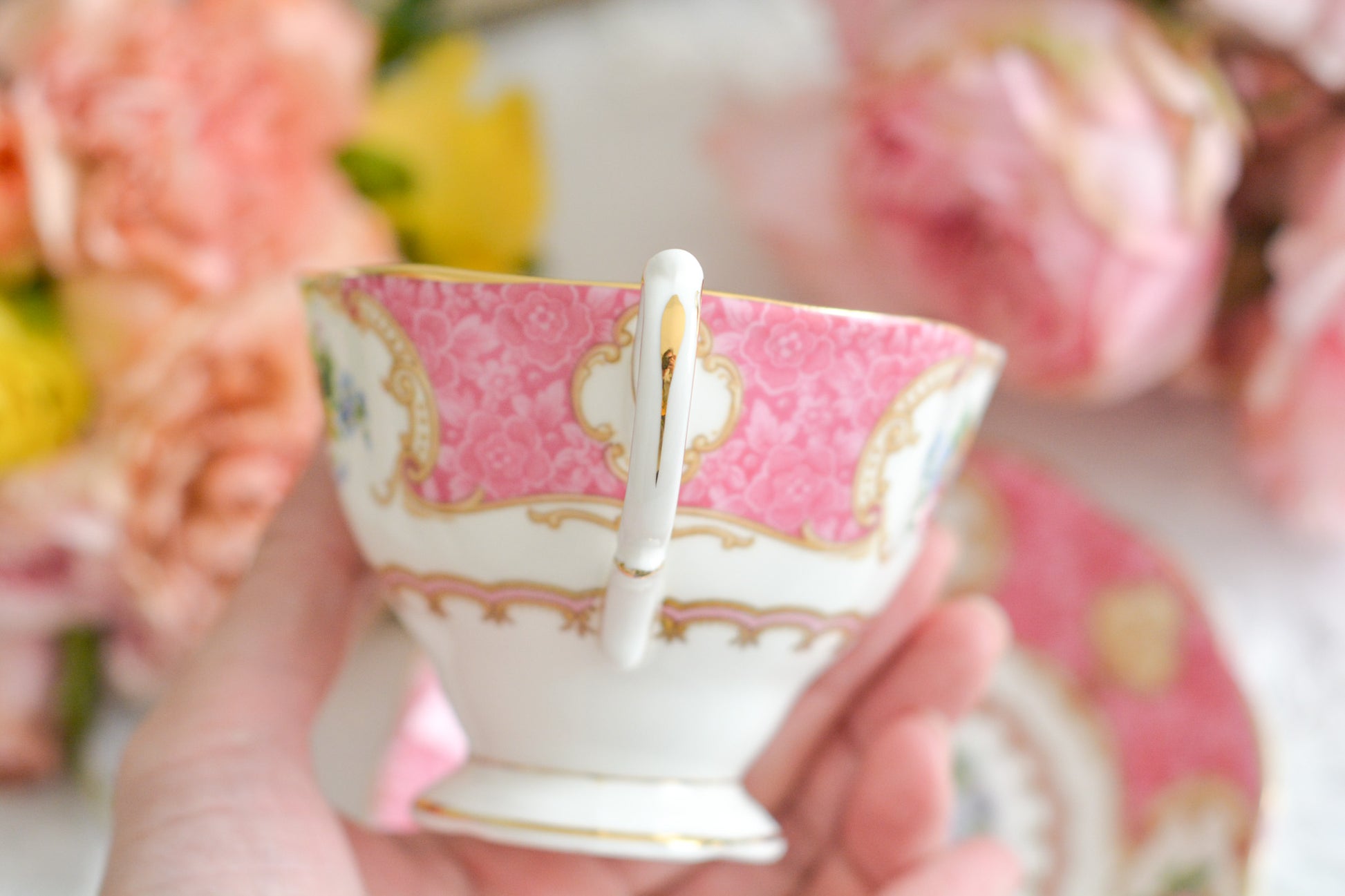 ロイヤルアルバートの人気シリーズ、レディカーライルのカップ&ソーサーです。大輪のバラに花々とスクロール模様の金彩で彩られた、ロココスタイルの大変豪華で美しいシリーズです。 ピンクカラーがティータイムを華やかに盛り上げてくれます。こちらはデュオでどれもとても良い状態です。全部で4客ございます。