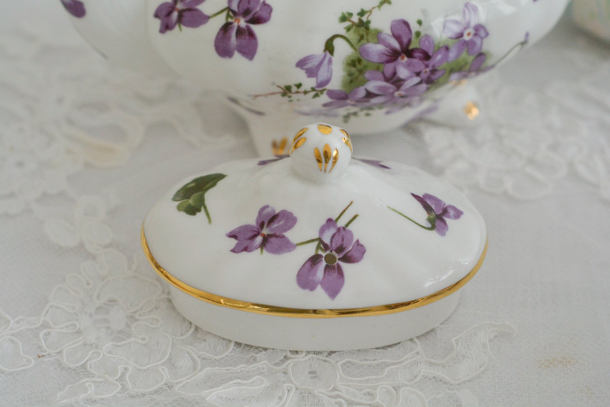 ハマースレイの人気シリーズ、ヴィクトリアンバイオレットシリーズのティーポットです。小さめのサイズで1〜2名のティータイムにぴったりなサイズです。可憐なすみれの模様と優雅なシェイプがとても美しく、おうちティータイムを華やかに盛り上げてくれます。こちらはオールドバックスタンプのお品で、貴重な1930年代頃の作品です。