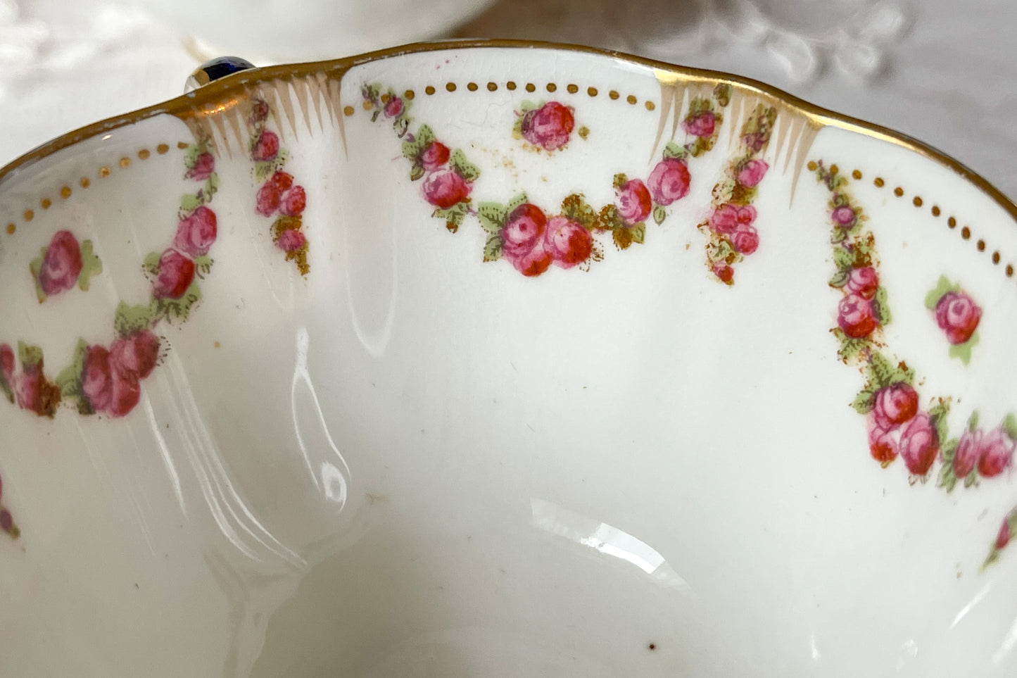 クレッセントのティーセット。薔薇のガーランドが大変可愛らしいお品です。Rose Antiquesはコールポートをはじめ英国のアンティーク食器をご紹介しています。