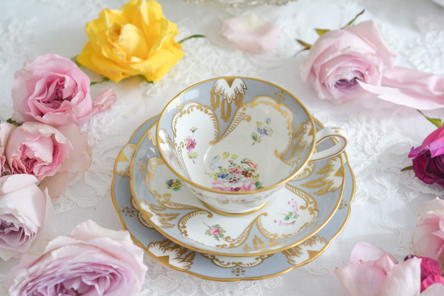 グレーカラーにハンドペイントで描かれた花々が美しいティートリオです。メーカーは不明ですが、以前ご紹介したハマースレイのアンティークトリオと雰囲気がよく似ています。金彩の模様もエレガントですね。残念ながらディーラーさんからの輸送時にカップにヒビが入ってしまいました。カップは観賞用となりますが、ソーサーとプレートはとても良い状態で、プレートのみお使いいただくこともできます。