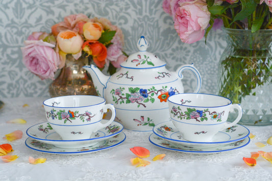 コールポートの美しいシノワズリのティーセット。「Corea」というシリーズです。美しい白磁にハンドペイントで水仙や牡丹が生き生きと描かれています。紅茶はもちろん、緑茶やほうじ茶も合いますね。ティートリオ2点、小さめサイズのティーポットのお二人用にティータイムにぴったりなセットです。春のティータイムをぜひお楽しみくださいませ。