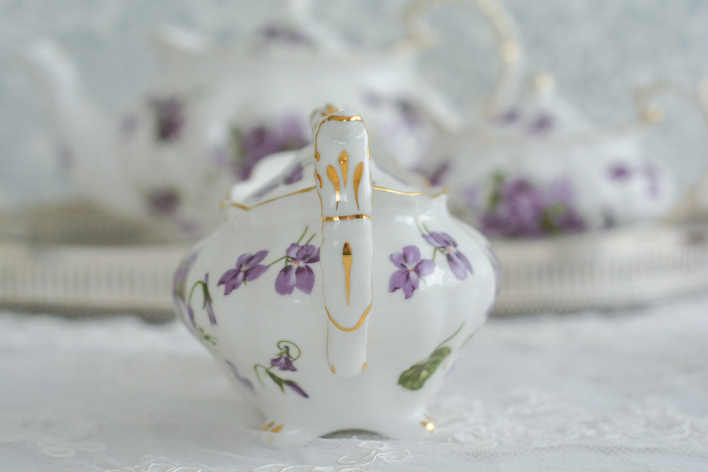 英国ヴィンテージ、ハマースレイの人気シリーズヴィクトリアンバイオレットシリーズの貴重なティーポット。Rose Antiquesはコールポートをはじめ、英国アンティーク磁器を中心にご紹介しています。
