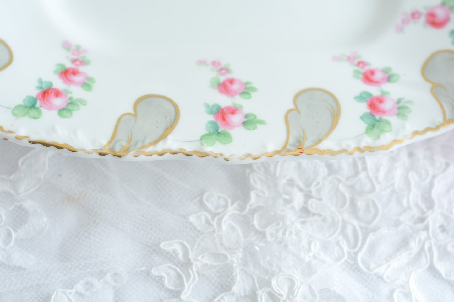 ミントンの とても可愛らしいB&Bプレートです。ハンドペイントで描かれたバラのお花がとても繊細なタッチでミントンらしい優しさがあります。B&Bプレートはブレッド&バタープレートのことで、パンやスコーン、サンドイッチはもちろん、お菓子を盛り付けても素敵です。