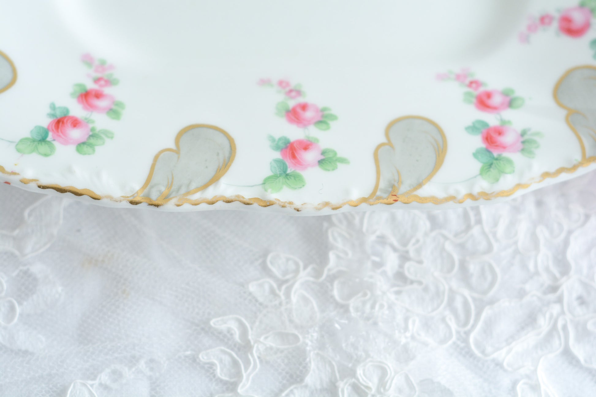 ミントンの とても可愛らしいB&Bプレートです。ハンドペイントで描かれたバラのお花がとても繊細なタッチでミントンらしい優しさがあります。B&Bプレートはブレッド&バタープレートのことで、パンやスコーン、サンドイッチはもちろん、お菓子を盛り付けても素敵です。