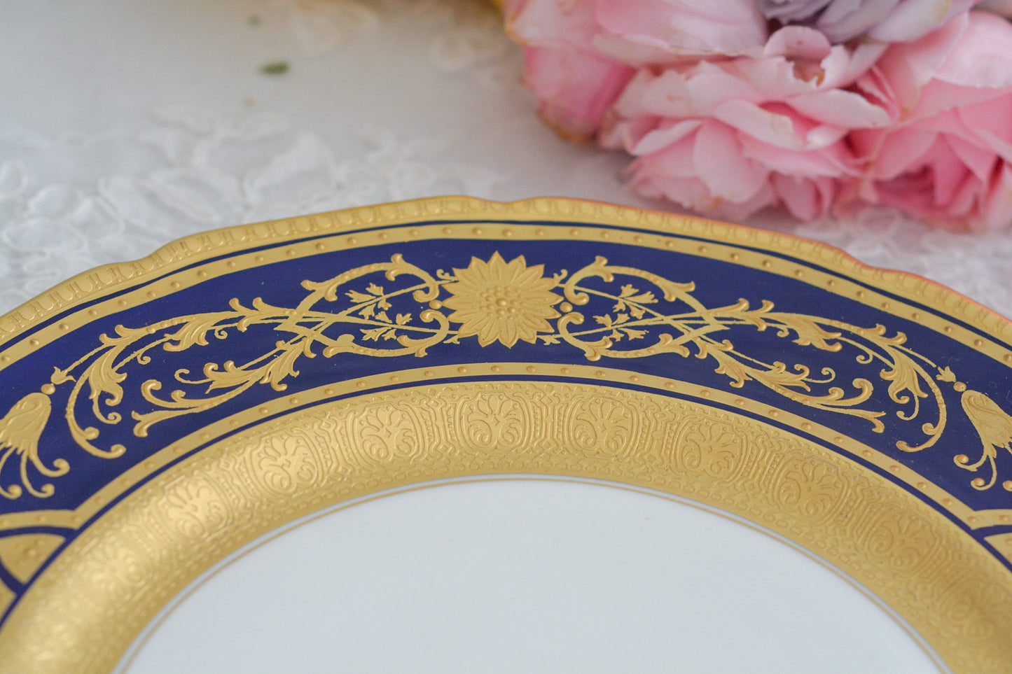 美しいコバルトブルーのお色に、豪華な金彩の模様。ロイヤルドルトンのとっても豪華なディナープレートです。大きいサイズなので、サービングプレートにもお使いいただけます。どんなお菓子やお料理も華やかに演出してくれそう。状態も大変よく、活躍してくれること間違いなしです!