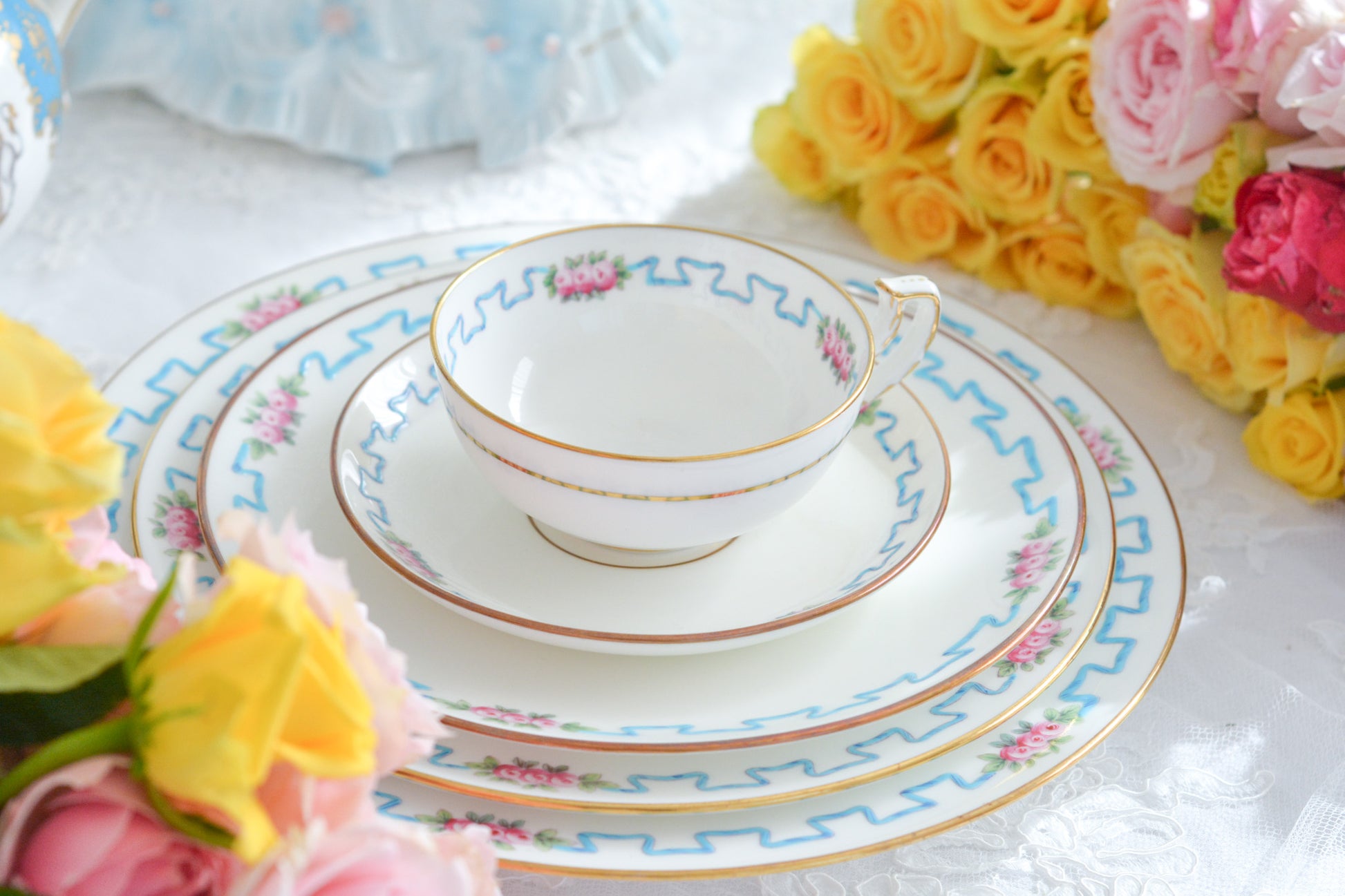 ミントンブルーのリボンに可憐な薔薇の模様が可愛らしいティーセット。カップ&ソーサー、サイドプレート、ランチョンプレート、ディナープレートのお得なセットで、どのシーンにも対応できるセットです。お茶やお食事などこのセットでお楽しみください。大きなプレートはサービングプレートとしても活躍します