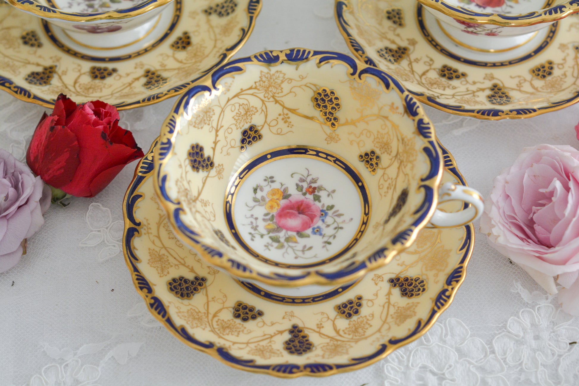 コールポートの1800年代の作品のリバイバルシリーズのオールドコールポートシリーズ。色々なお品がリバイバルされています。こちらはアデレードシェイプのリバイバル。ハンドルはアデレードシェイプハンドルではなくリングハンドルで、素磁も厚めに作られています。ロココリバイバルスタイルの優雅なデザインが美しいです。葡萄やフルーツ、お花の模様が大変豪華で美しいお品です。