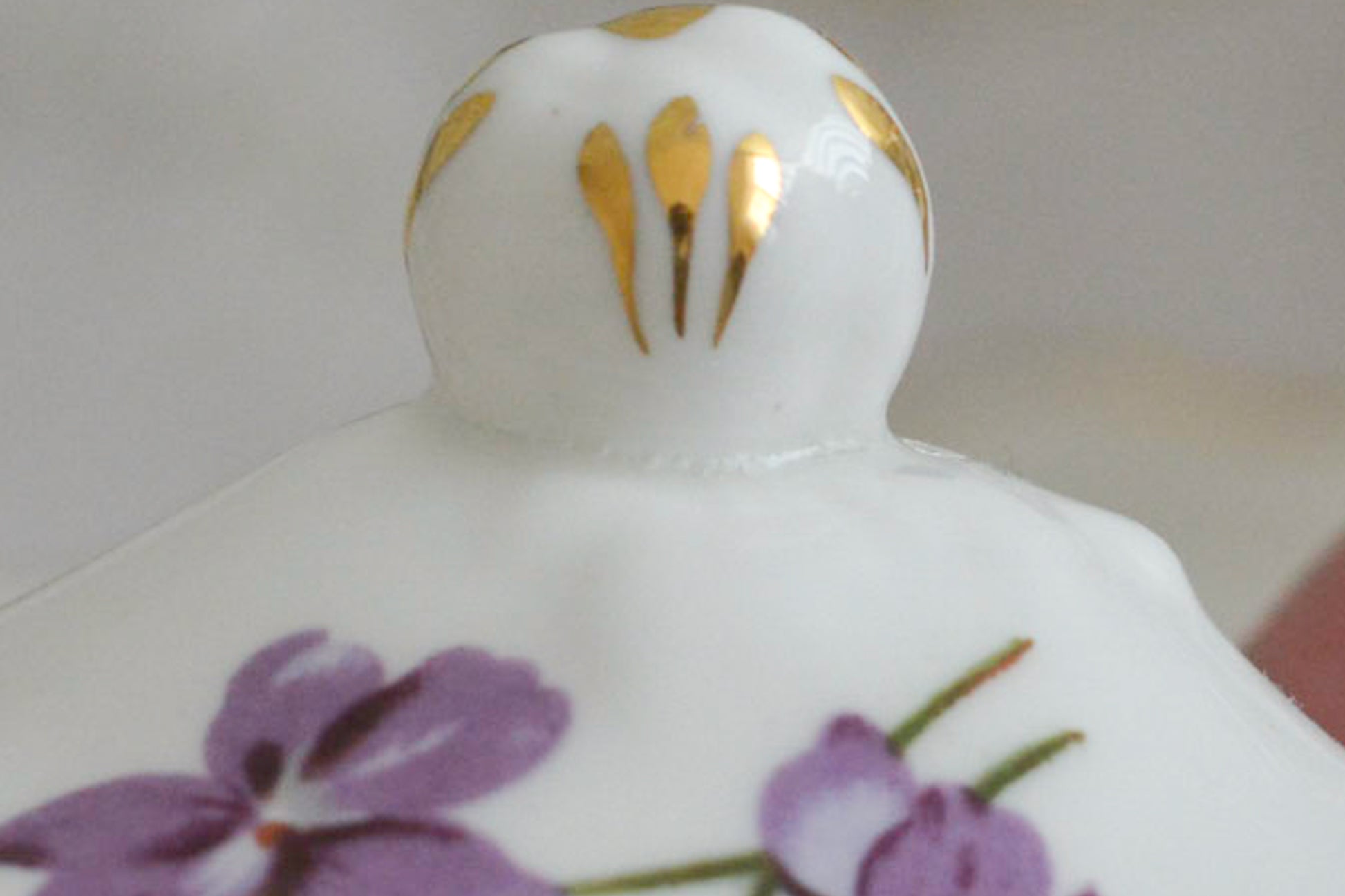 ハマースレイの人気シリーズ、ヴィクトリアンバイオレットシリーズのティーポットです。小さめのサイズで1〜2名のティータイムにぴったりなサイズです。可憐なすみれの模様と優雅なシェイプがとても美しく、おうちティータイムを華やかに盛り上げてくれます。こちらはオールドバックスタンプのお品で、貴重な1930年代頃の作品です。