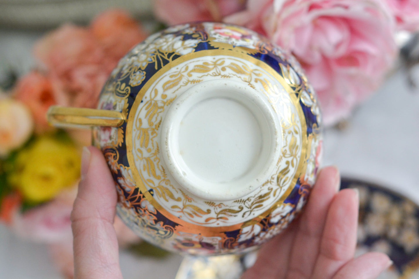 コールポートの1820年代に作られたとっても貴重なお品。コバルトブルー地に白抜きの立体的なお花模様、エナメル画のブーケは繊細なタッチで大変美しく描かれています。まさしく貴族のティータイムのためのカップ。当時の持ち主の大切な財産だったことでしょう。そしてこちらは実際に使われていたと思われます。金彩が剥がれていたり、ソーサーはヒビがあるけれど、よく200年間受け継がれてここに来てくれたと思います。