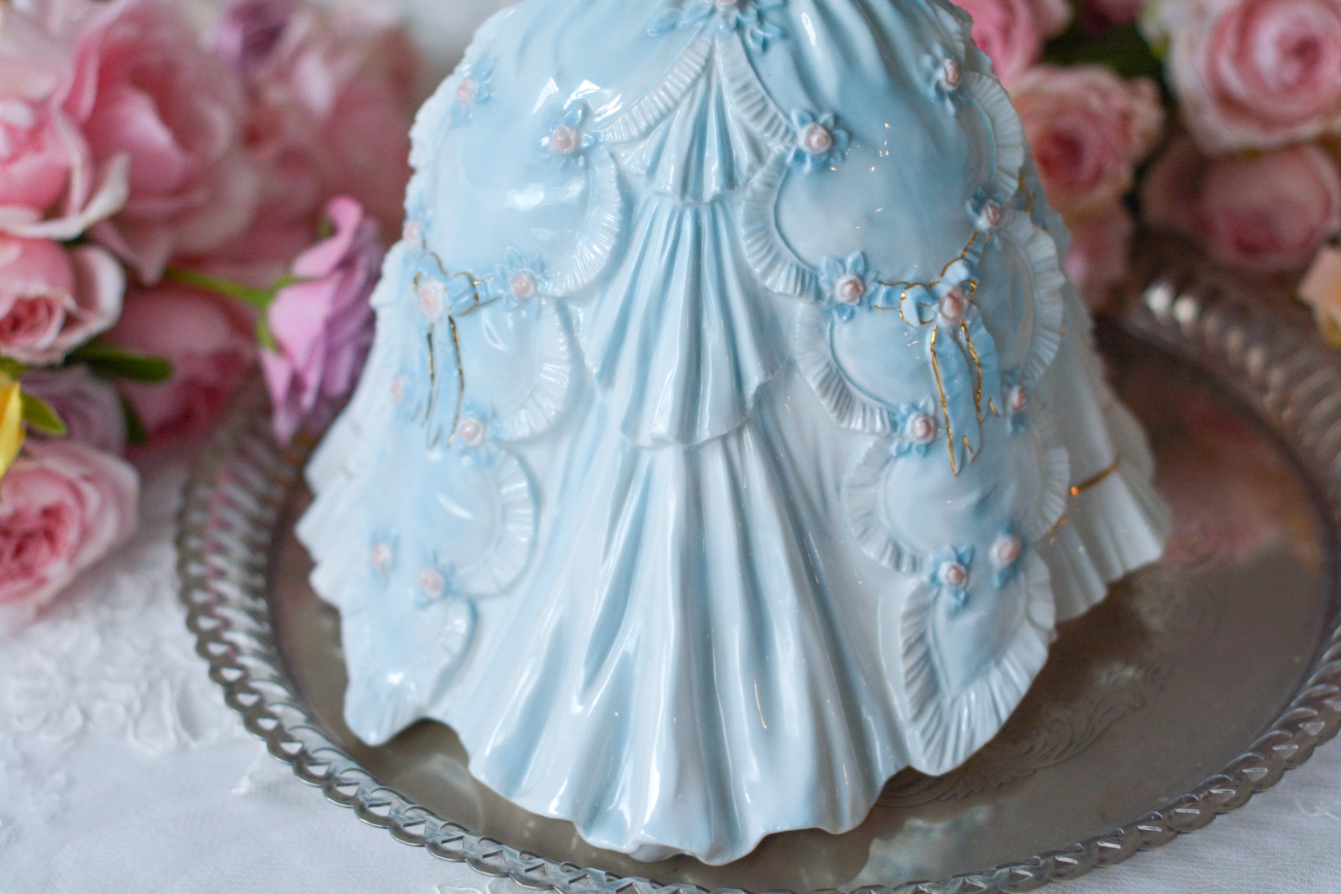 The First Quadrilleという題名のとても可愛らしいロイヤルウースターのフィギュリンです。フィギュリンの題名の通り「初めての舞踏会」に出たご令嬢がモデルになっています。可愛らしいお顔のお嬢様ですが、表情には少し緊張している様子がうまく表現されていると思いませんか?ドレスは爽やかな水色に大きなリボンと薔薇の花がたくさんついていて、舞踏会デビューを華やかに飾っています。とても可愛らしく、美しいフィギュリンでテーブルやお部屋に花を添えてくれます。