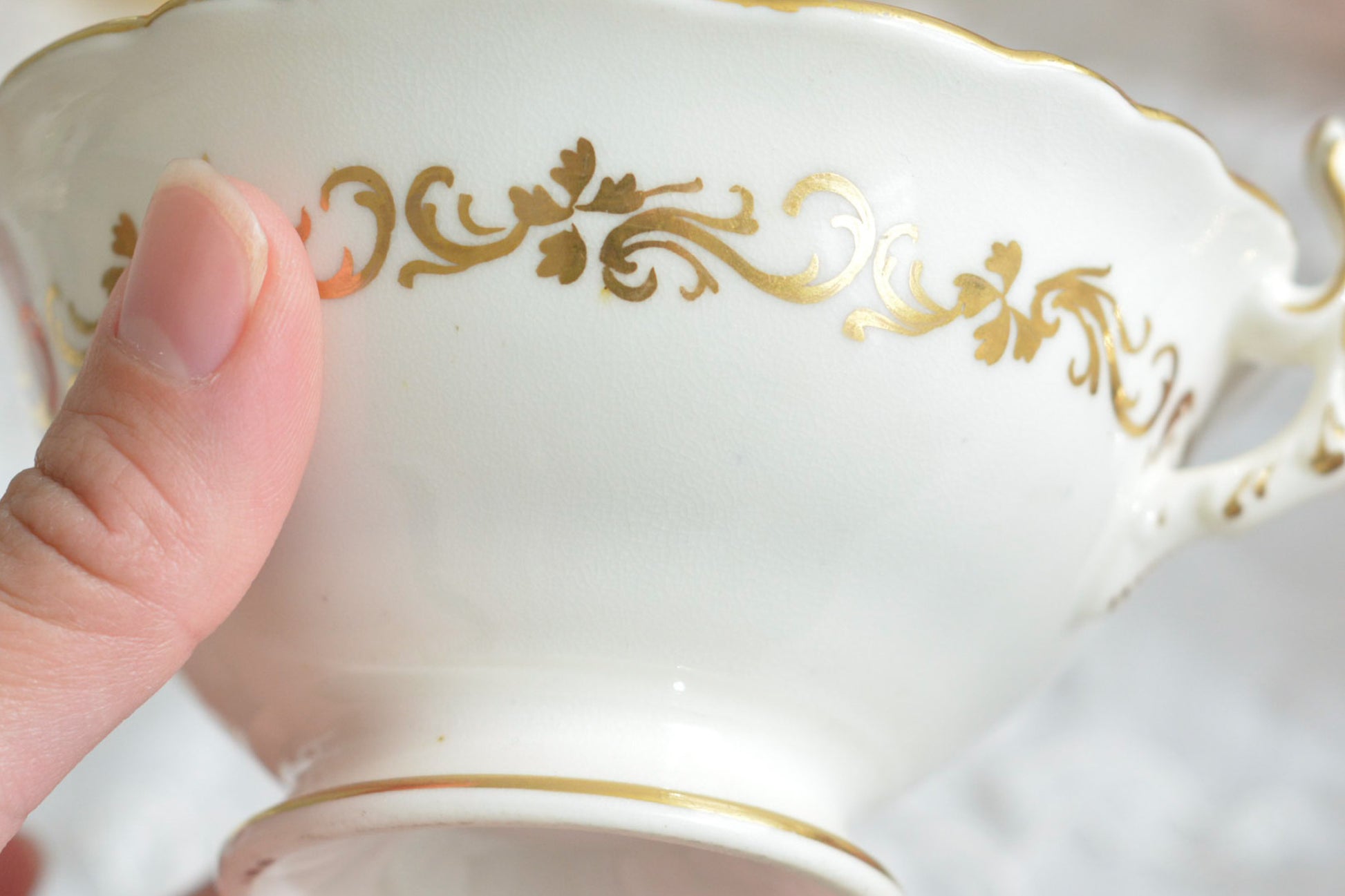 コバルトブルーに金彩の葉っぱ模様が大変美しい、コールポートアデレードシェイプのカップ&ソーサーです。優美なシェイプは大変美しく、重厚感がありながら繊細さも感じるお品です。カップに1ヶ所古いヒビが入っているためお値打ち価格になっています。ヒビはあるものの、ロココリバイバルの大変美しいカップです。