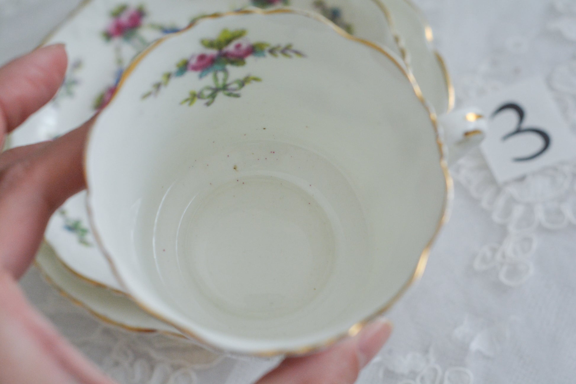 コリンウッドのリボンにバラのガーランドがとっても可愛らしいティートリオ、ミルクジャグ、スロップボウル、デザートプレートがやってきました!ハンドペイントで色つけされたバラやリボンを眺めているだけで気持ちが上向きになる可愛らしさです。ぜひ春のティータイムに。プルダウンから、単品ご選択頂けます