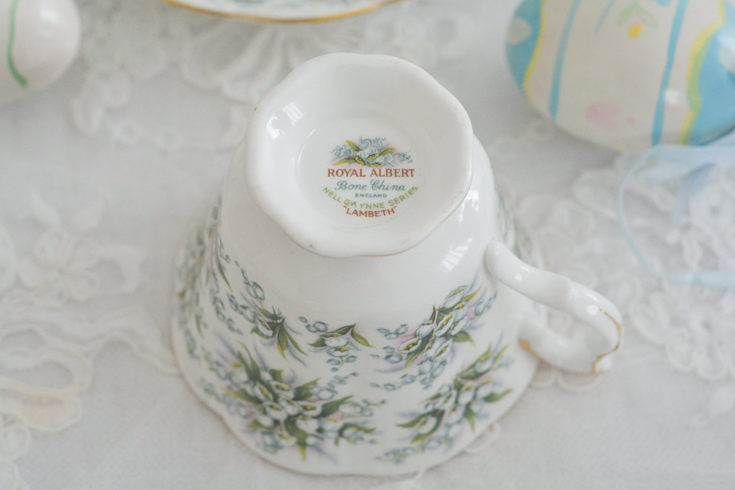 ロイヤルアルバートのネルグウィンシリーズ。ネル・グウィンはイングランド王チャールズ2世の寵姫です。このシリーズはロンドンの地域名やストリート名がつけられています。このランベスは全面にスズランの美しい絵柄が印象的。ネルグウィンシリーズの中でも入手困難なお品です。人気のすずらん柄のカップがティータイムを彩ります。