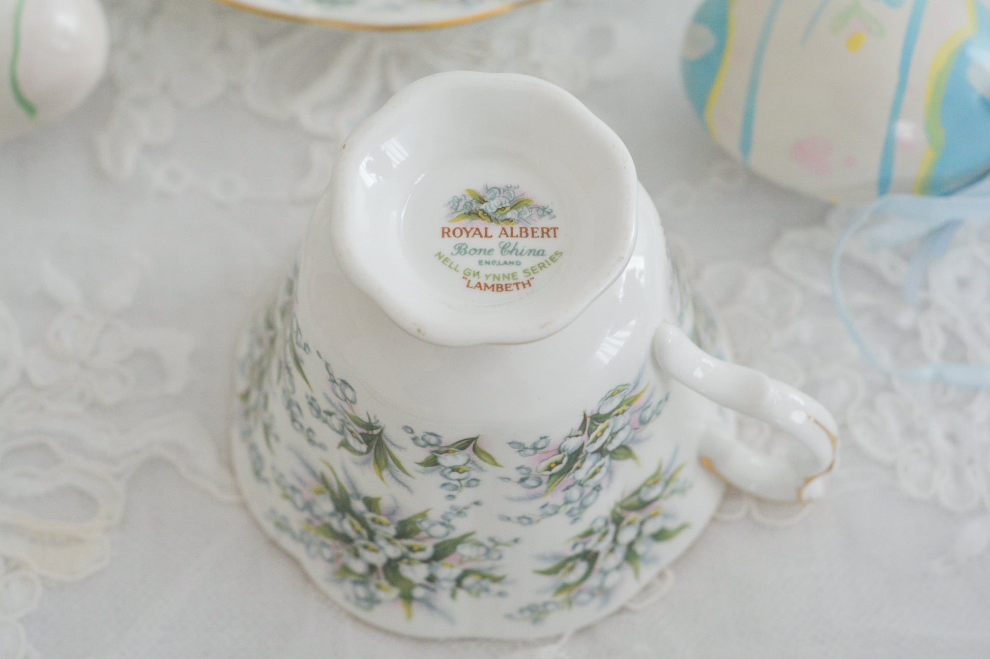 ロイヤルアルバートのネルグウィンシリーズ。ネル・グウィンはイングランド王チャールズ2世の寵姫です。このシリーズはロンドンの地域名やストリート名がつけられています。このランベスは全面にスズランの美しい絵柄が印象的。ネルグウィンシリーズの中でも入手困難なお品です。人気のすずらん柄のカップがティータイムを彩ります。