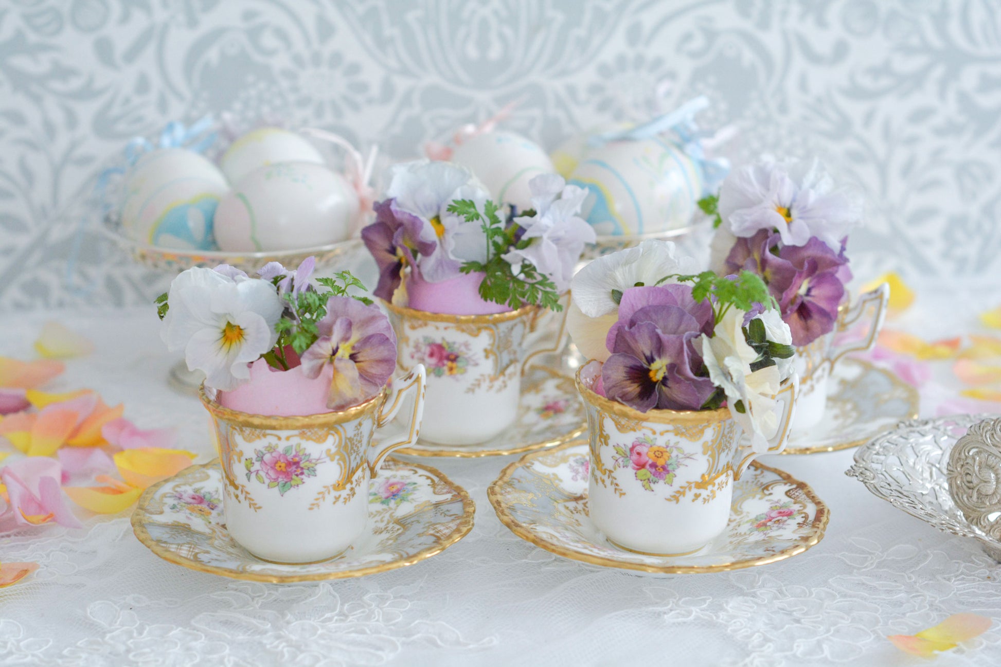 コールポートの人気シリーズ「バットウィング」。バットウィングは、たくさんのカラーバリエーションがあります。グレーカラーはレアカラーで、優しく明るい雰囲気。金彩もとても豪華でテーブルにあるだけでキラキラと輝いて見えます。デミタスカップの小さな世界に豪華で美しい模様がぎゅっと詰まった大変素晴らしいお品です。バットウィングシリーズも状態の良いお品は入手困難になってきました。貴重なグレーのバットウィングの輝きをどうぞお楽しみください。