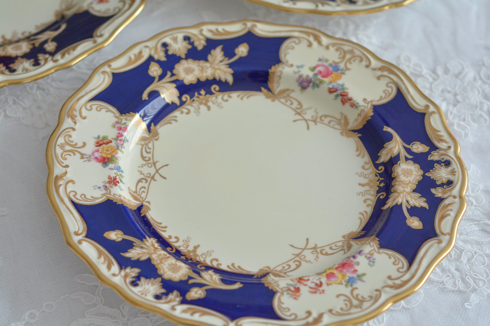 コープランドの美しいプレートがやってきました!コバルトブルーとベージュカラーにハンドペイントで美しい花々が描かれています。プレートの深さがあるタイプでサービングプレートとしてもお使いいただきやすいかと思います。貫入は見られますが、金彩のスレはほとんどないプレート達です。蚤の市の特別セットです!貫入のない素晴らしい状態の同じプレートは新着コーナーに掲載中です。