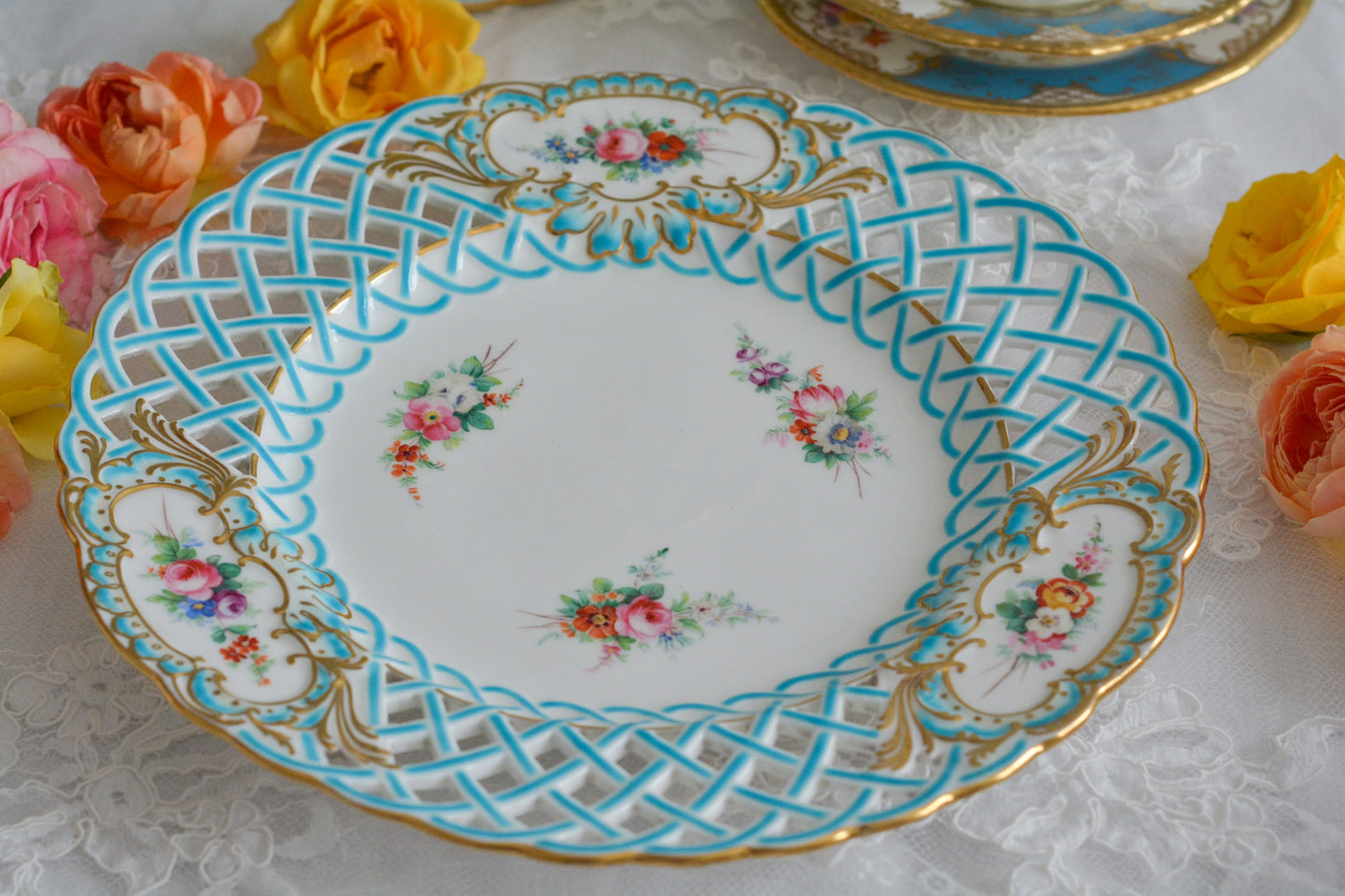 英国アンティークの中でも特に貴重なミントン8800番プレート。ミントンブルーの格子模様に、ハンドペイントの花々が大変美しいミントンの至宝のプレートです。