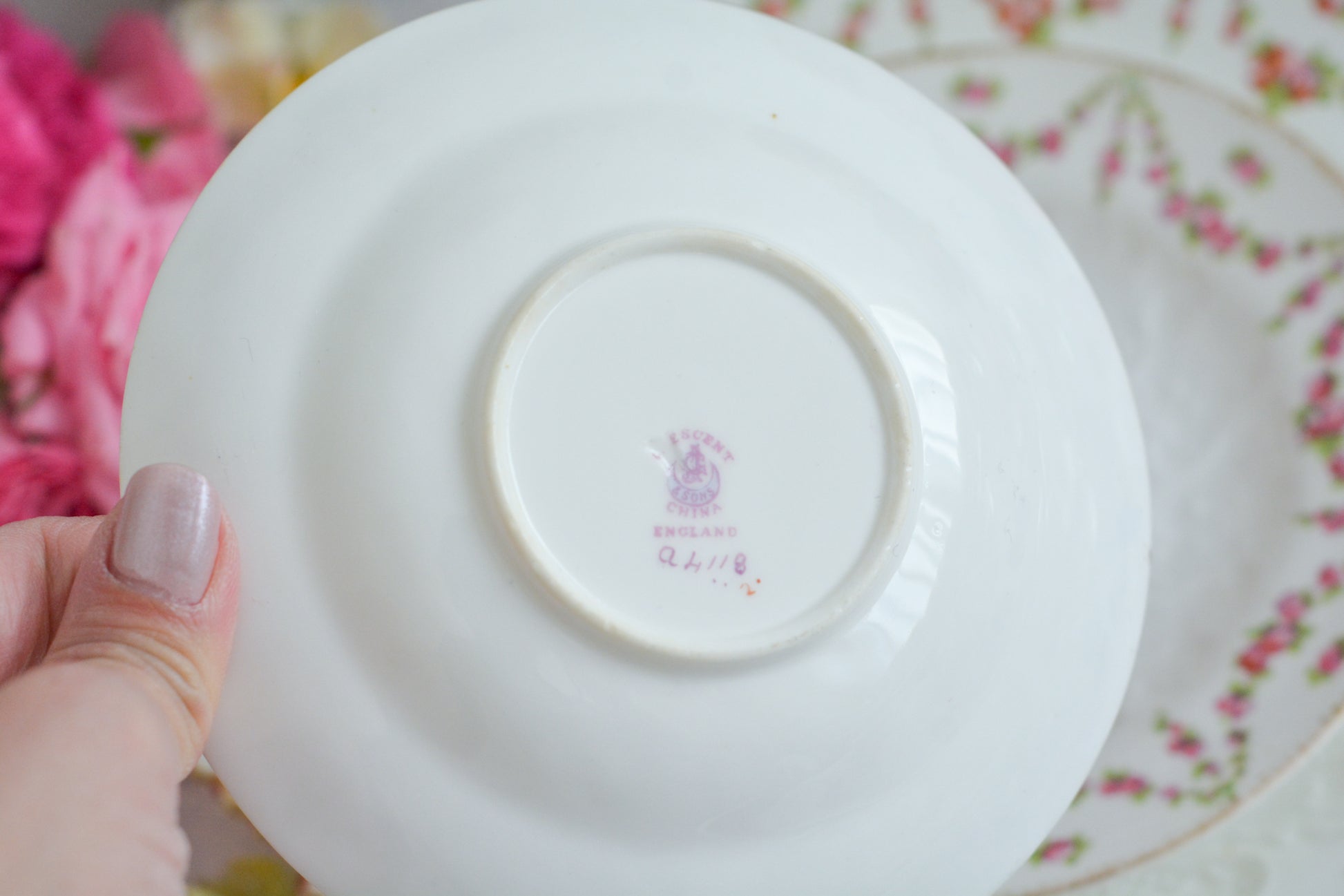 バラのガーランド模様が可愛らしい、ジョージ・ジョーンズ・クレッセントのセットです。カップ&ソーサー、サイドプレート、B&Bプレートのとても便利なセットです。クレッセントらしい可憐で上品な雰囲気がティータイムを盛り上げます。素磁の模様もとっても可愛らしいですよ。