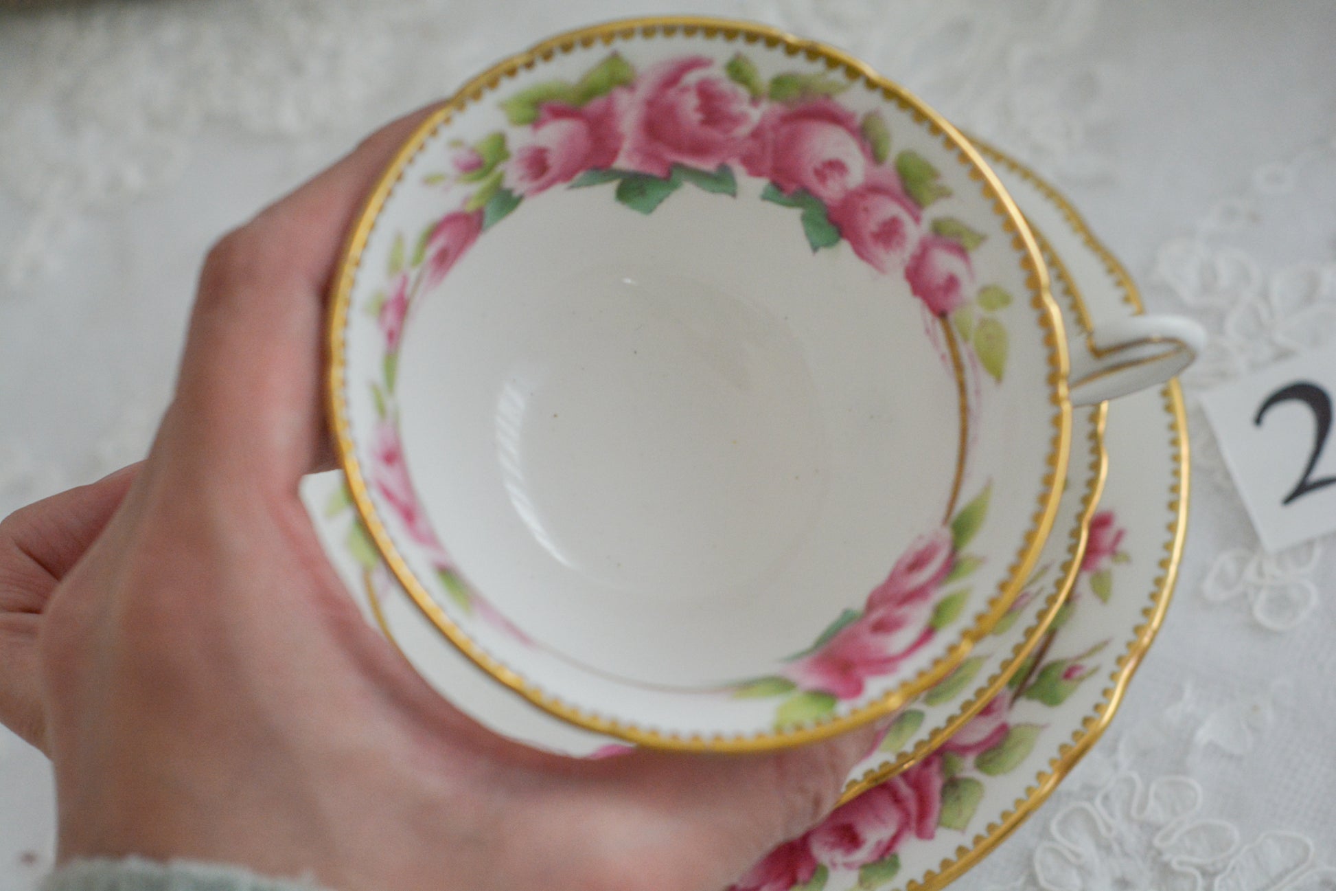 シェリーの美しいティートリオがやってきました。ハンドペイントで描かれたバラが大変華やかです。やはりハンドペイントは立体感があり美しいなと思います。ハンドルも凝った作りで細部まで美しい。春のティータイムのテーブルコーディネートに花を添えてくれますよ。イースターのコーディネートにもぜひ。