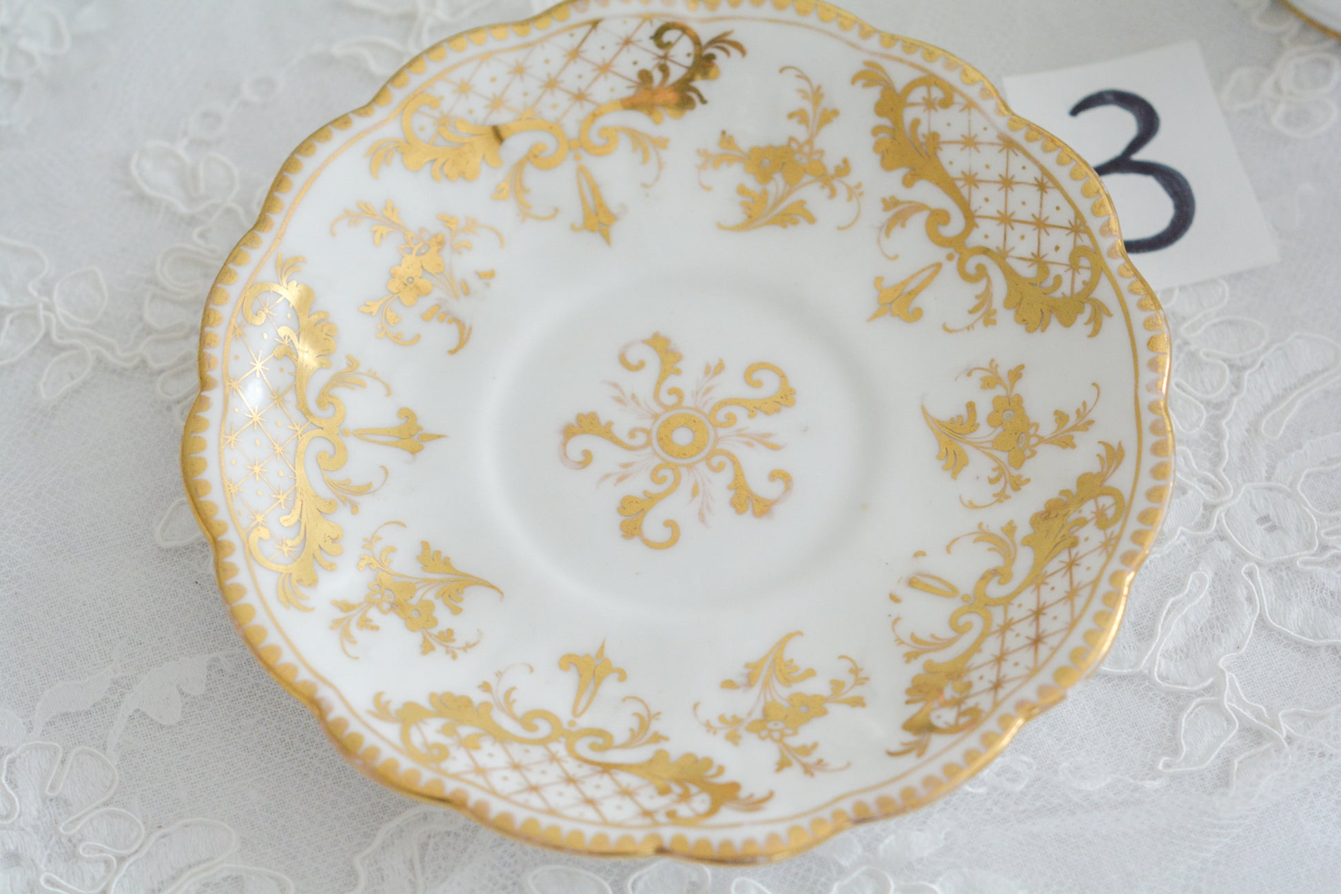 リッジウェイのFoliage Shapeのトゥルートリオ。ハンドル部分には葉っぱの模様がついていてとても可愛らしいシェイプです。白磁に金彩の模様がとても豪華でリッジウェイらしい作品です。トゥルートリオは、ティーカップ、コーヒーカップ、ソーサーのセットでヴィクトリア時代の初期頃まではトリオといえばこちらが主流でした。今ではとても貴重になっています。紅茶もコーヒーも楽しめるのがいいですね。