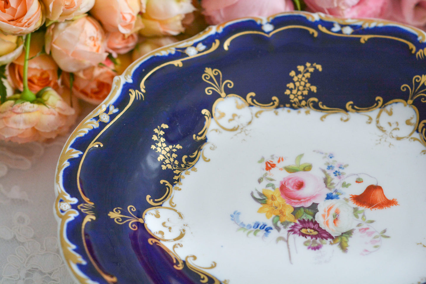 コバルトブルーカラーの美しいミントンのタッツァです。タッツァとはコンポートのような脚付きのプレートです。フルーツやお菓子を盛り付けるのにとても重宝するお品。美しいコバルトブルーカラーにハンドペイントのブーケがとても美しいです。あなたの大切なティータイムに是非お使いください