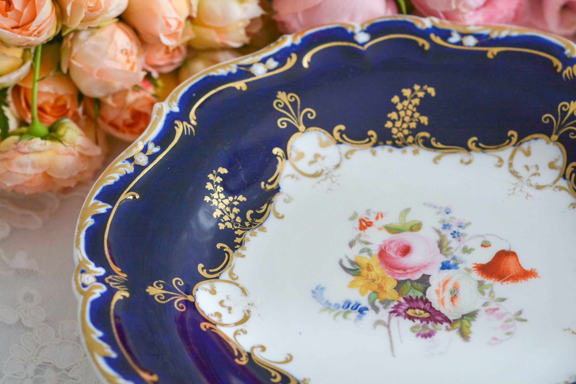 コバルトブルーカラーの美しいミントンのタッツァです。タッツァとはコンポートのような脚付きのプレートです。フルーツやお菓子を盛り付けるのにとても重宝するお品。美しいコバルトブルーカラーにハンドペイントのブーケがとても美しいです。あなたの大切なティータイムに是非お使いください