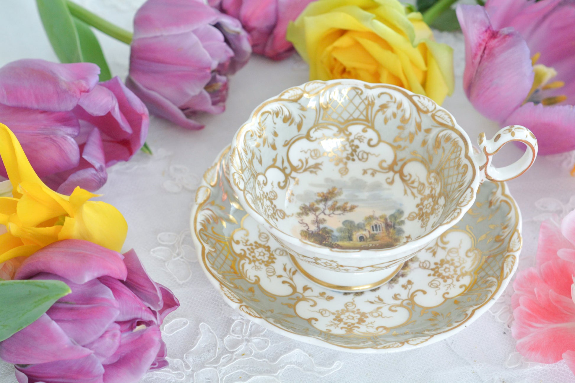 コールポートの中でも一番人気があるアデレードシェイプ。こちらはイギリスの美しい風景が描かれたお品です。のどかな風景がカップ、ソーサーそれぞれに描かれていてなんだかとても温かな気持ちになります。風景画を見ながら紅茶を楽しめる素敵なカップです。