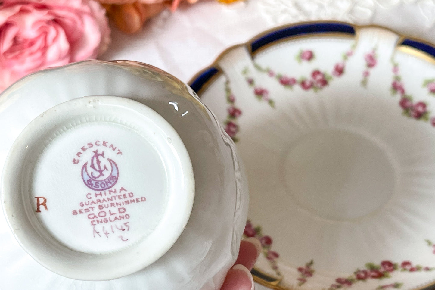 クレッセントのティーセット。薔薇のガーランドが大変可愛らしいお品です。Rose Antiquesはコールポートをはじめ英国のアンティーク食器をご紹介しています。