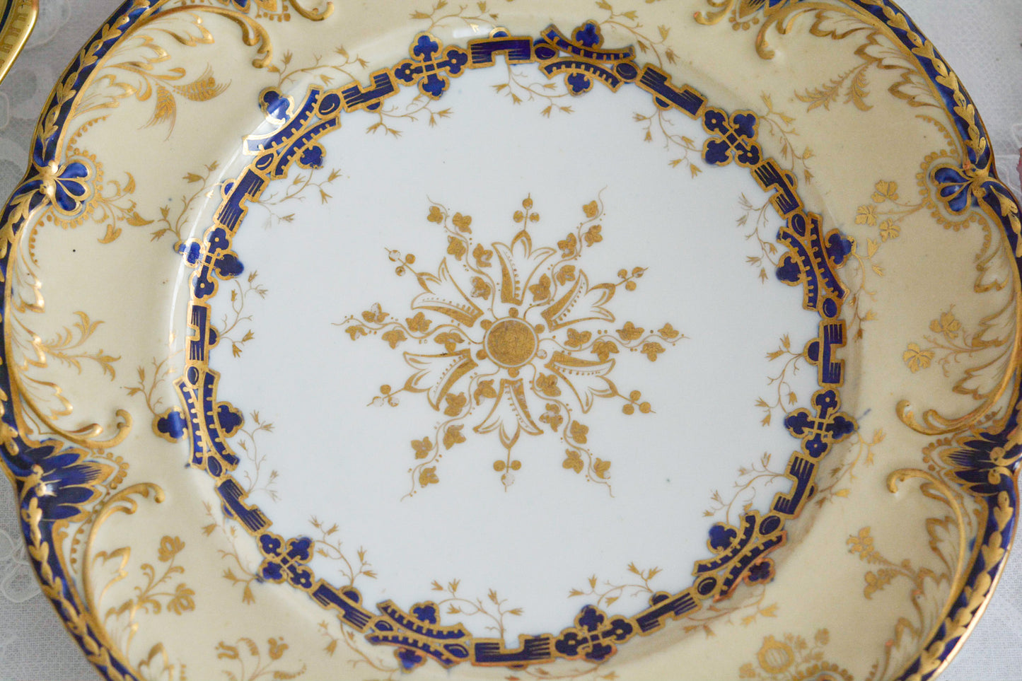 コバルトブルーに金彩の縁どりに豪華な模様。ロココリバイバルの優美なプレートです。バックスタンプには小売店のスタンプのみですが、以前ご紹介したアデレードシェイプにデザインがよく似ております、その為、コールポートの作品かなと推察しております。スイーツやフルートのせて当時ような華やかなティータイムをお楽しみください。