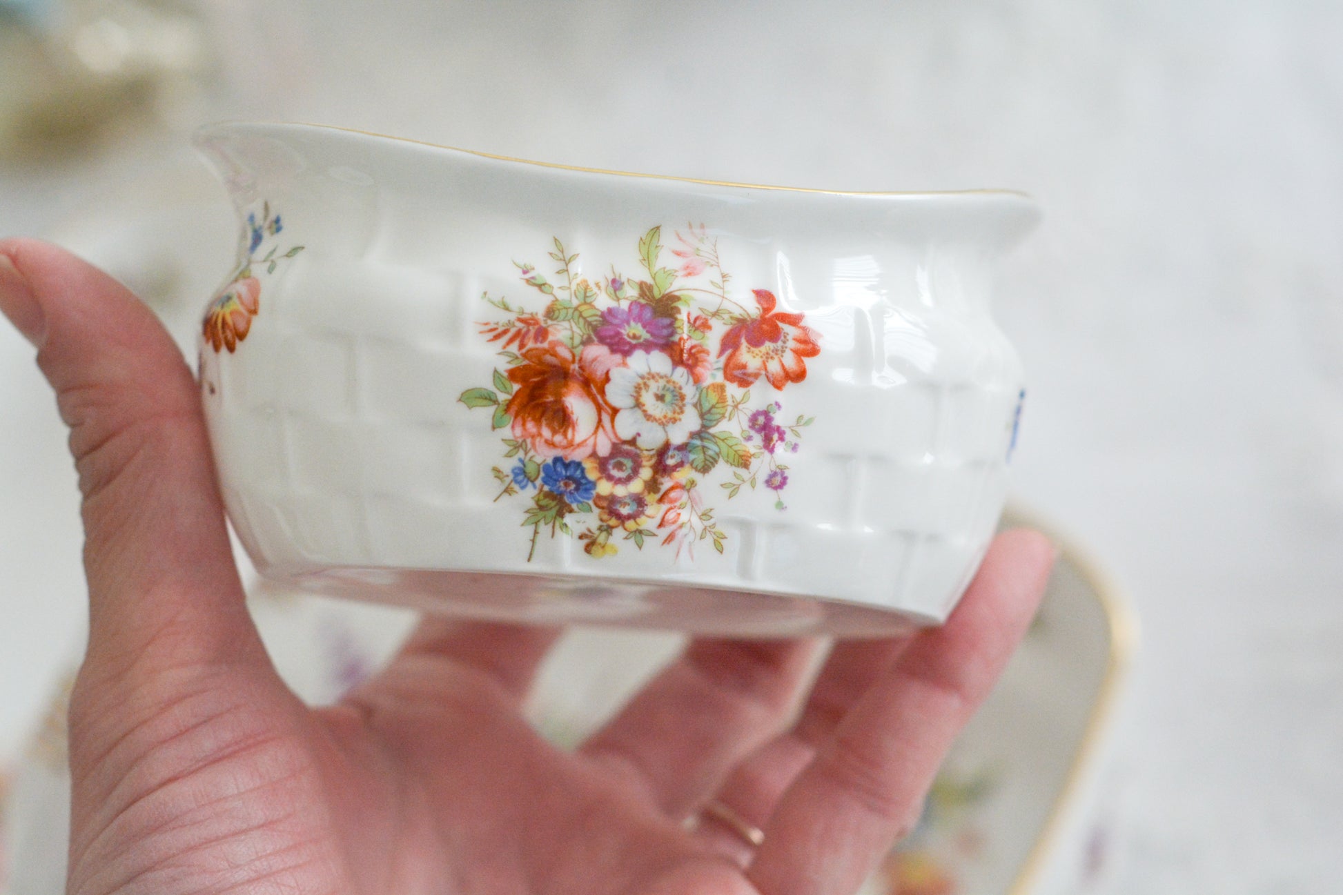 ハマースレイのハワードスプレイシリーズのストロベリーバスケット。ストロベリーバスケットは、イチゴを入れるバスケットでシュガー入れとクリーマーがついています。生産量が少なく、とても人気があるアイテムの一つ。こちらは老舗高級食器店のT.GOODEの特注品です。人気のハワードスプレイの華やかなストロベリーバスケットは、イチゴはもちろん、スコーンや焼き菓子などを乗せても素敵ですね。