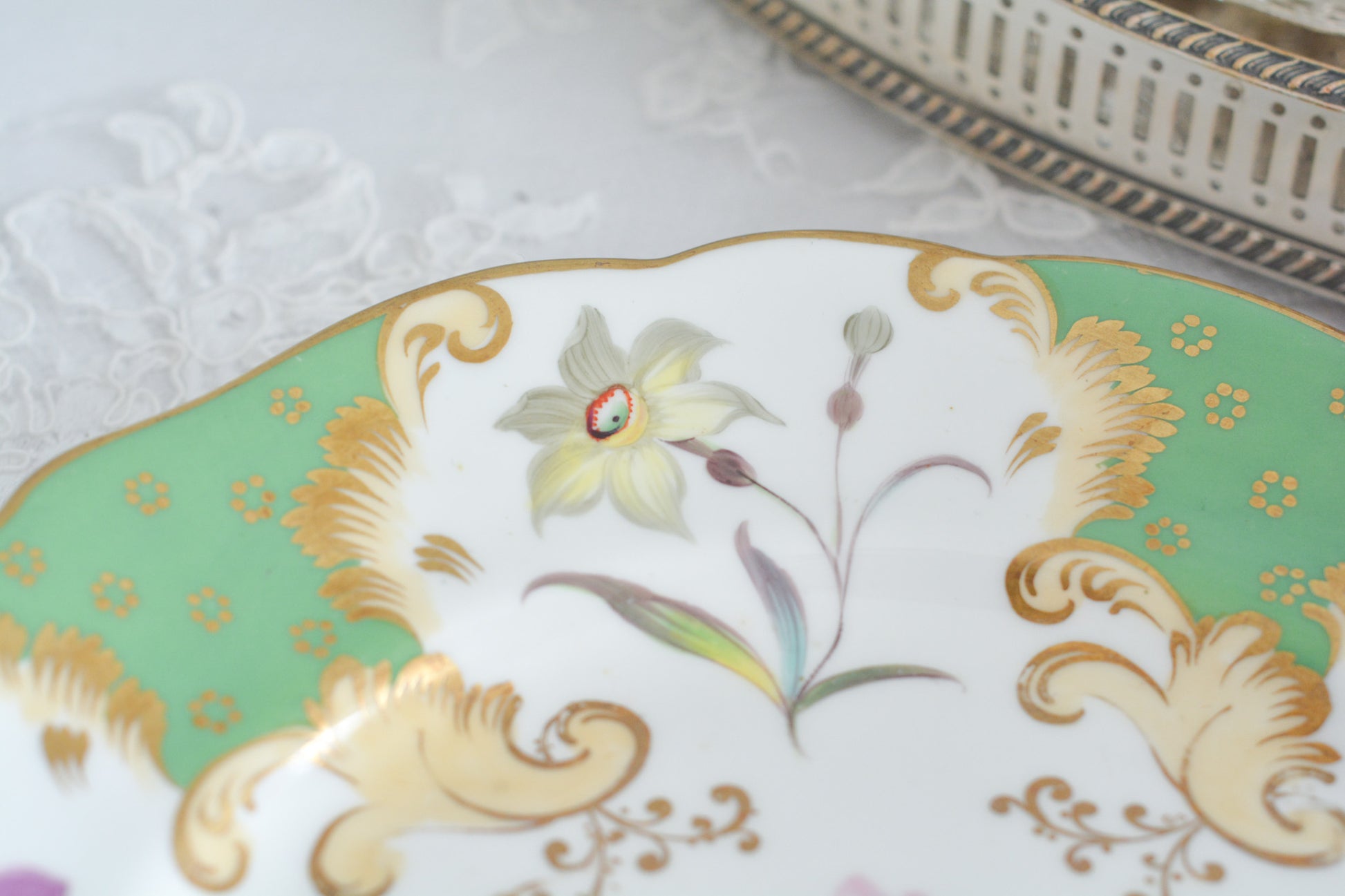 J.Green&Sonsという小売店のプレートです。J.Green&Sonsは1934年から1842年に聖ポール大聖堂近くに店を構えていました。大きなお店だったようです。メーカーのバックスタンプはありません。小売店の希望でメーカーのバックスタンプを入れなかったと推察しています。ハンドペイントで丁寧に描かれた1輪の花々。とても大変生き生きと描かれていて、見ていて飽きません。