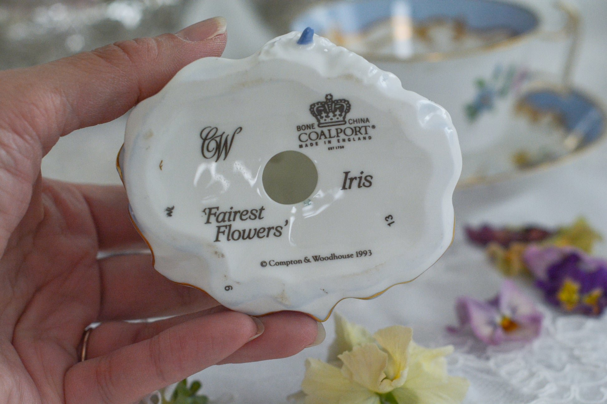 コールポートの小さなフィギュリン「IRIS」。アイリスのブーケを抱えてドレスにもアイリスのお花があしらわれています。優しげな表情も美しい。ミニサイズですが存在感があります。ティータイムにも使いやすいサイズ感も嬉しいですね。このお花のシリーズの小さなフィギュリンは何種類かあり、ついつい集めたくなってしまいます。