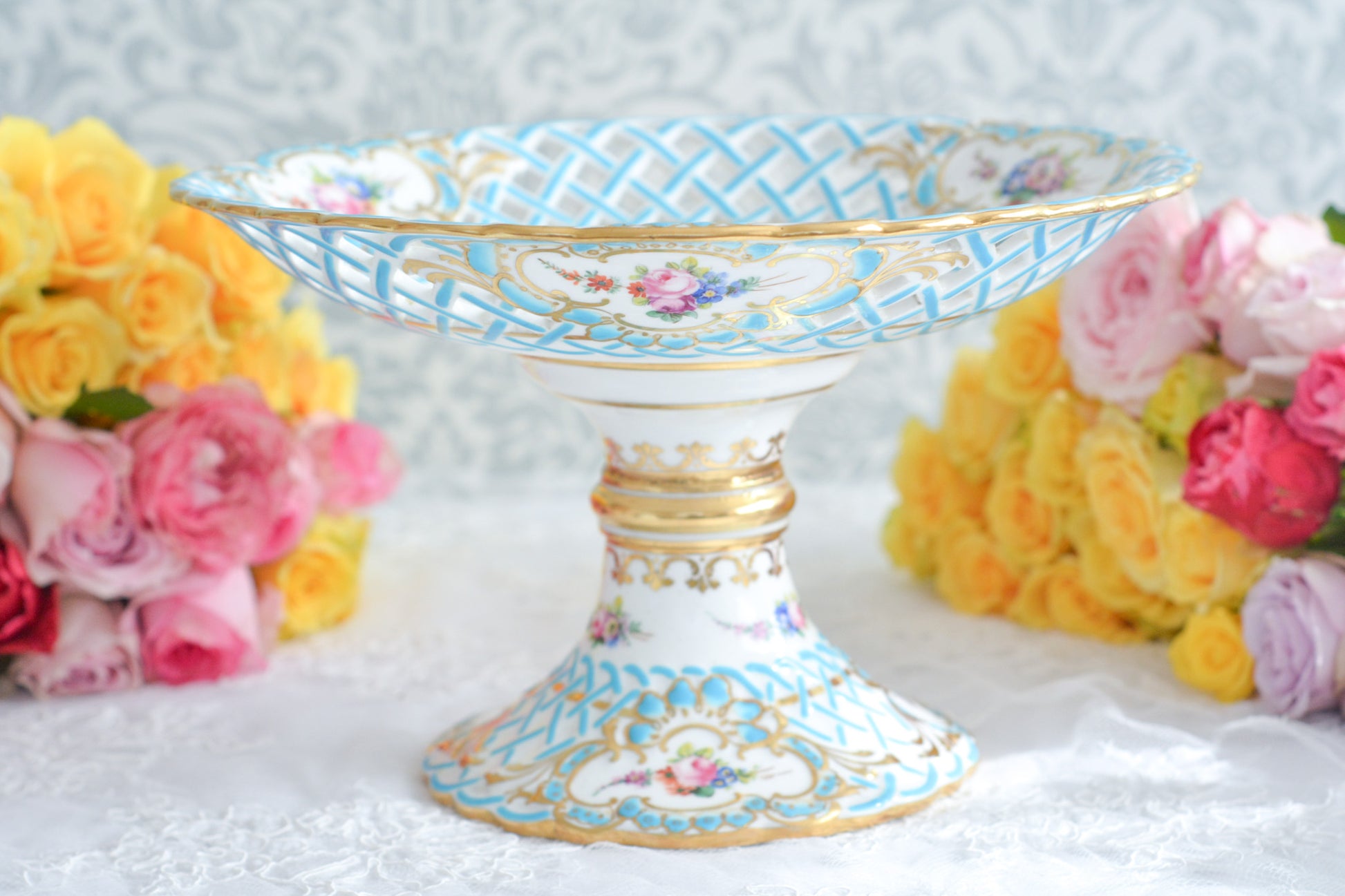 ミントンの人気の8800番。たいへん手に入りにくいお品ですが、その中でもたいへん貴重なコンポートです。ミントンブルーの格子模様に手描きの花々がキラキラと宝石のように輝きます。言葉では言い表せない美しさがこのコンポートにはあります。後世に継いでいきたい宝物です。