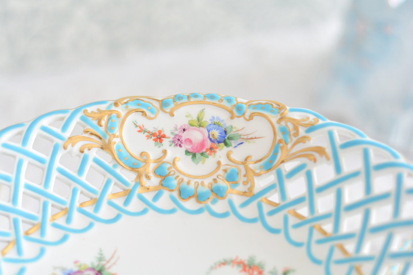 ミントンの人気の8800番。たいへん手に入りにくいお品ですが、その中でもたいへん貴重なコンポートです。ミントンブルーの格子模様に手描きの花々がキラキラと宝石のように輝きます。言葉では言い表せない美しさがこのコンポートにはあります。後世に継いでいきたい宝物です。