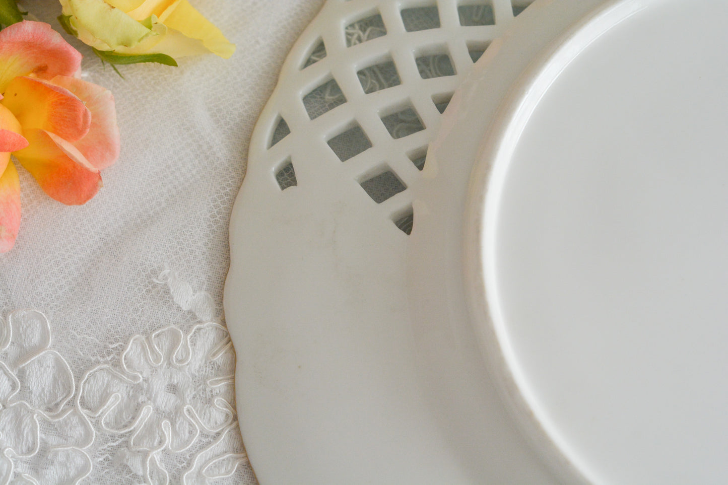 英国アンティークの中でも特に貴重なミントン8800番プレート。ミントンブルーの格子模様に、ハンドペイントの花々が大変美しいミントンの至宝のプレートです。