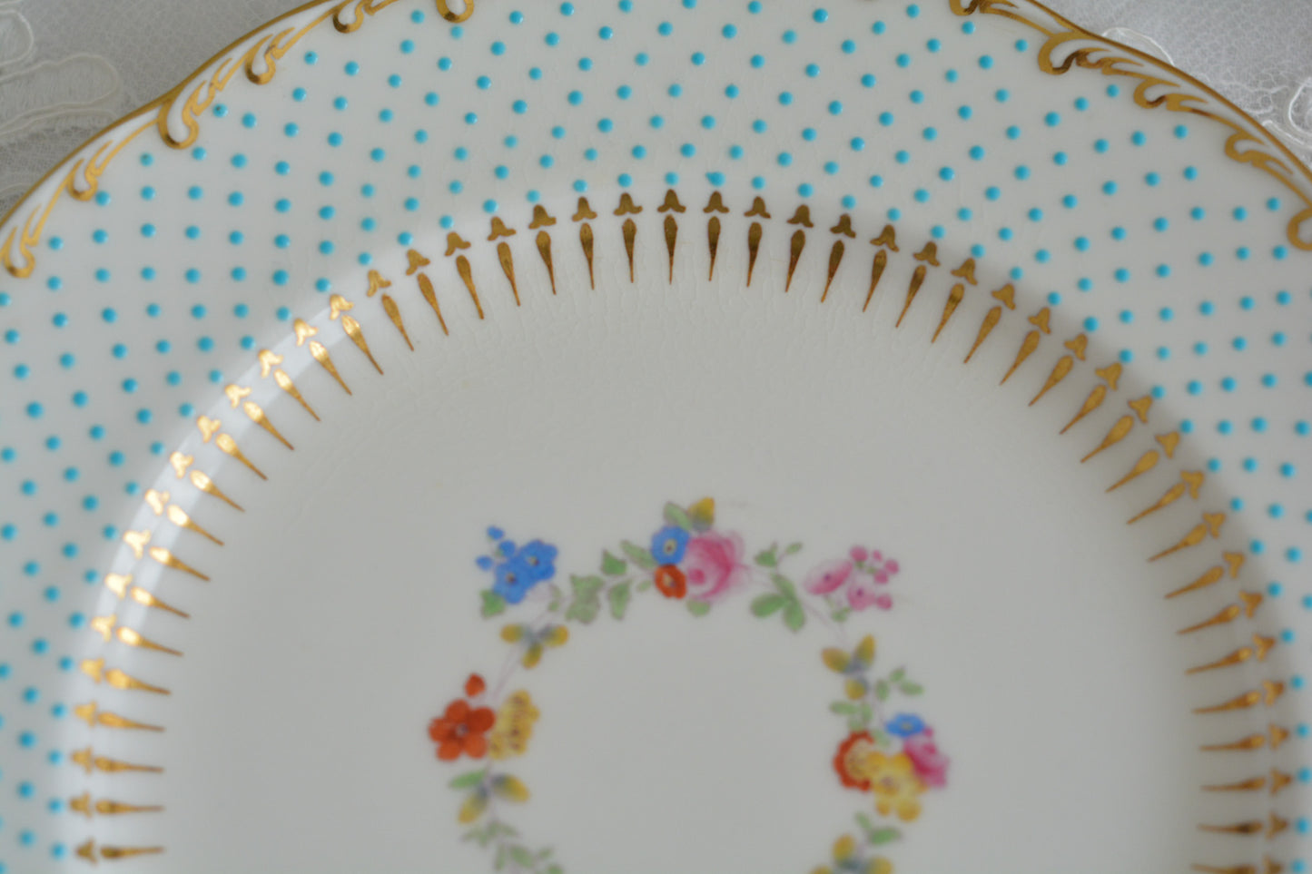 ティファニー特注の洗練された美しさとエナメルジュールの高度な技法で描かれた立体的なドット模様が素晴らしい、ミントンのデザートプレートです。ティファーニーらしい上品なプレートですね。ミントンブルーのプレートでデザートタイムをお楽しみください。こちらはどのプレートにも貫入が見られます。そのためお買い得価格になっています。