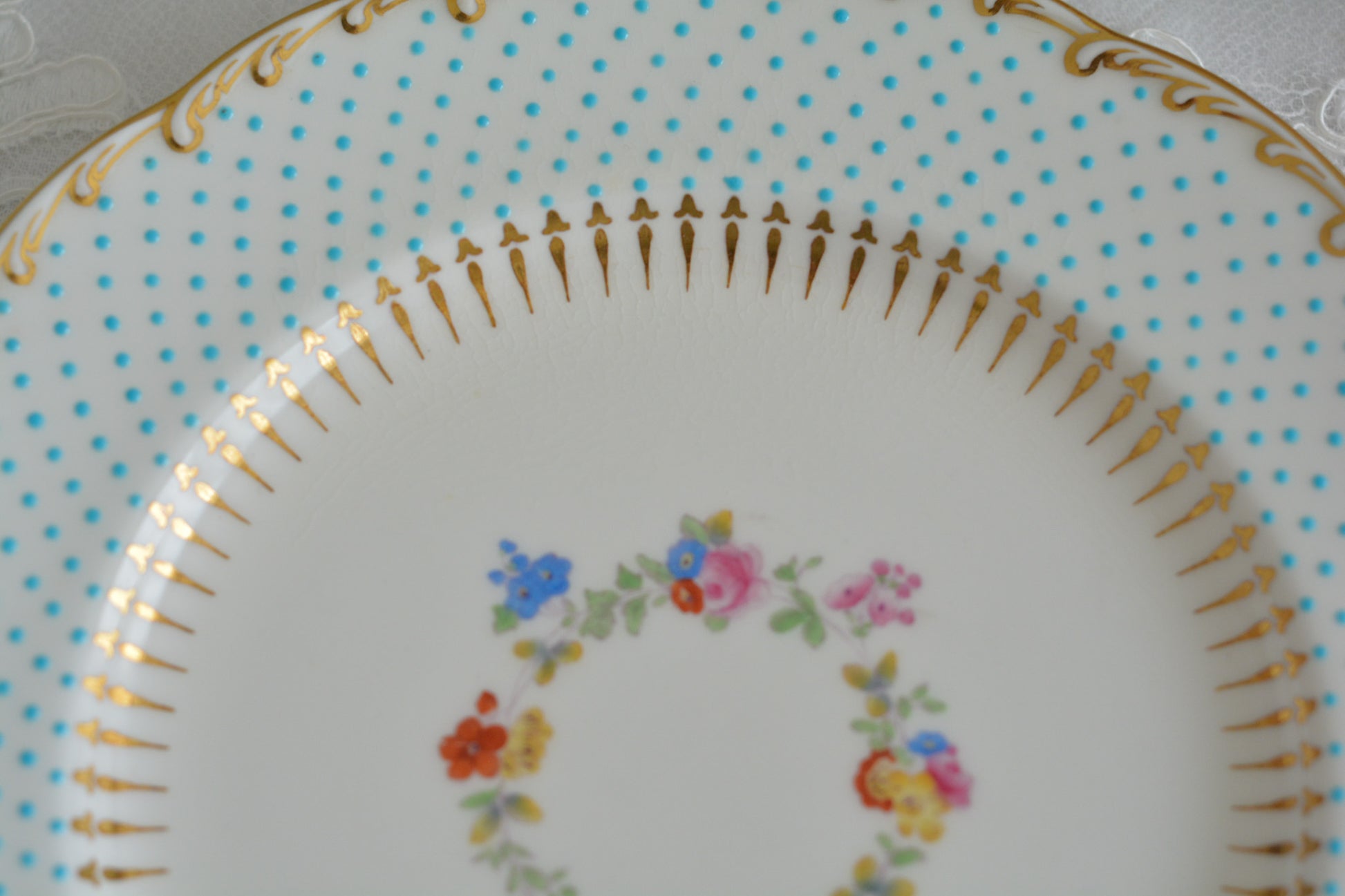 ティファニー特注の洗練された美しさとエナメルジュールの高度な技法で描かれた立体的なドット模様が素晴らしい、ミントンのデザートプレートです。ティファーニーらしい上品なプレートですね。ミントンブルーのプレートでデザートタイムをお楽しみください。こちらはどのプレートにも貫入が見られます。そのためお買い得価格になっています。