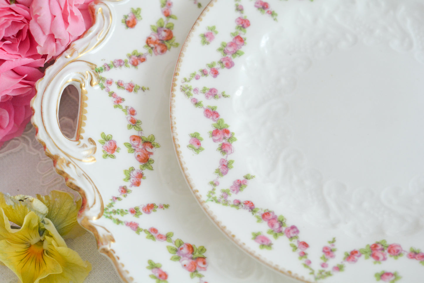 バラのガーランド模様が可愛らしい、ジョージ・ジョーンズ・クレッセントのセットです。カップ&ソーサー、サイドプレート、B&Bプレートのとても便利なセットです。クレッセントらしい可憐で上品な雰囲気がティータイムを盛り上げます。素磁の模様もとっても可愛らしいですよ。