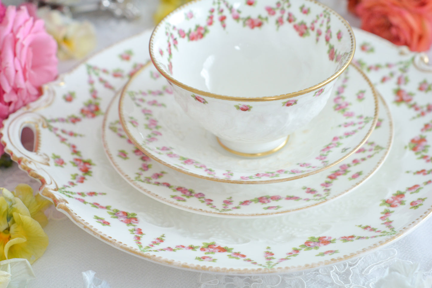 バラのガーランド模様が可愛らしい、ジョージ・ジョーンズ・クレッセントのセットです。カップ&ソーサー、サイドプレート、B&Bプレートのとても便利なセットです。クレッセントらしい可憐で上品な雰囲気がティータイムを盛り上げます。素磁の模様もとっても可愛らしいですよ。