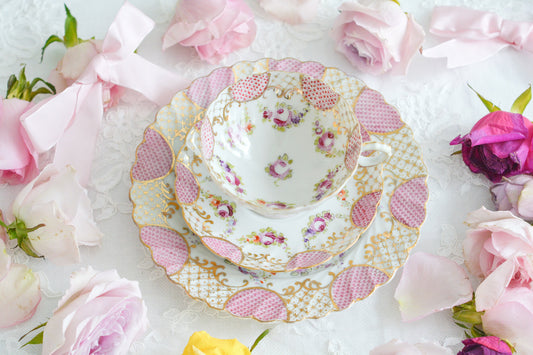 ハンドペイントで描かれたバラや花々と鹿子模様のような模様が美しいティートリオです、ディーラーさんからはドレスデンと聞いておりますが、白磁の作りやハンドペイントのタッチ、絵柄などからNIPPONの作品の里帰り品ではないかと推察しています。カップは優美なリングハンドルにキュッとなったシェイプが大変美しく、ティータイムを彩ります。