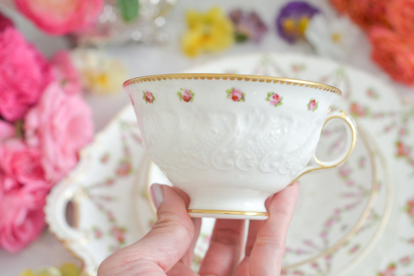 バラのガーランド模様が可愛らしい、ジョージ・ジョーンズ・クレッセントのセットです。カップ&ソーサー、サイドプレート、B&Bプレートのとても便利なセットです。クレッセントらしい可憐で上品な雰囲気がティータイムを盛り上げます。素磁の模様もとっても可愛らしいですよ。